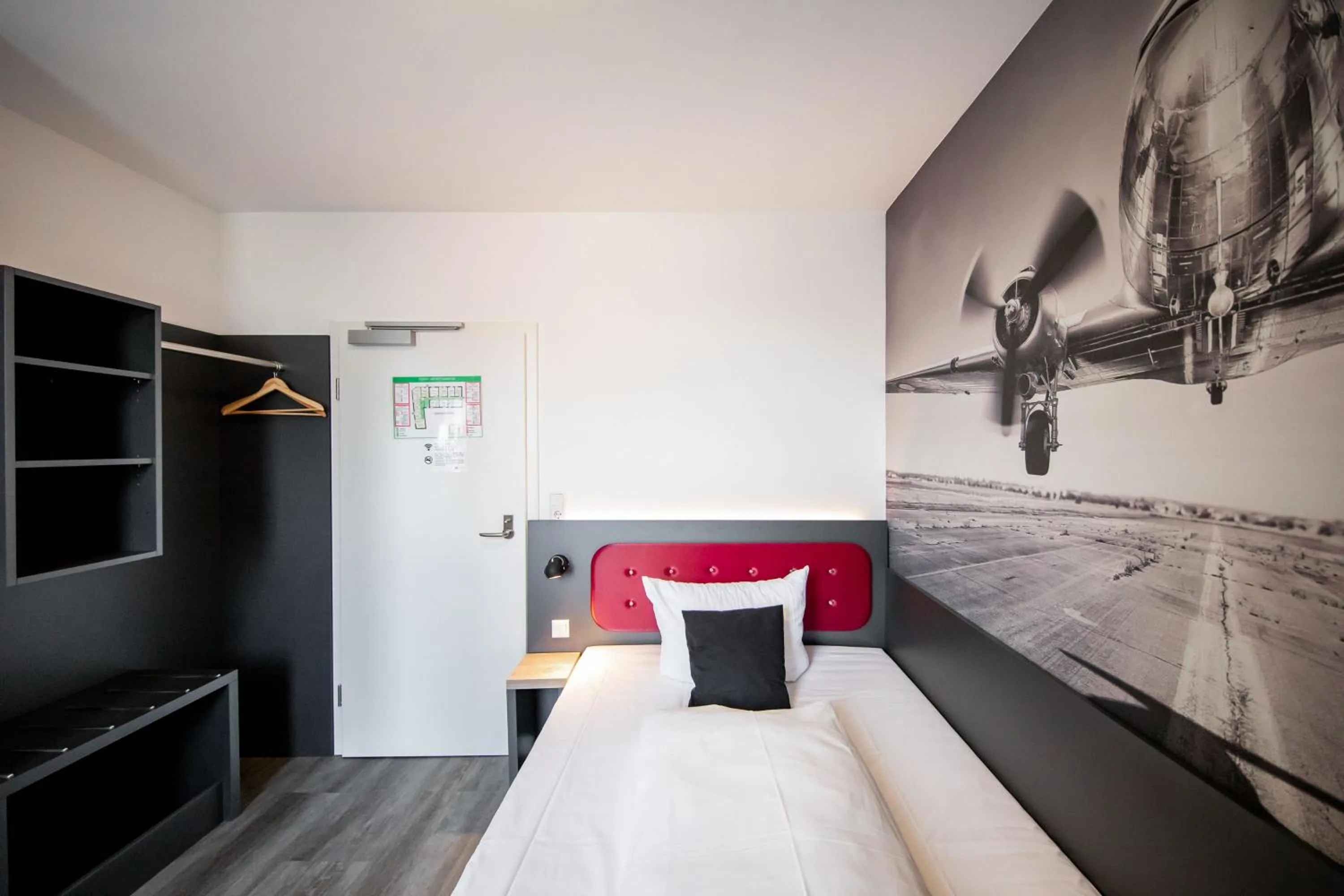 Bed in SMARTY Airport Cologne Hotel - KONTAKTLOSER SELF CHECK-IN
