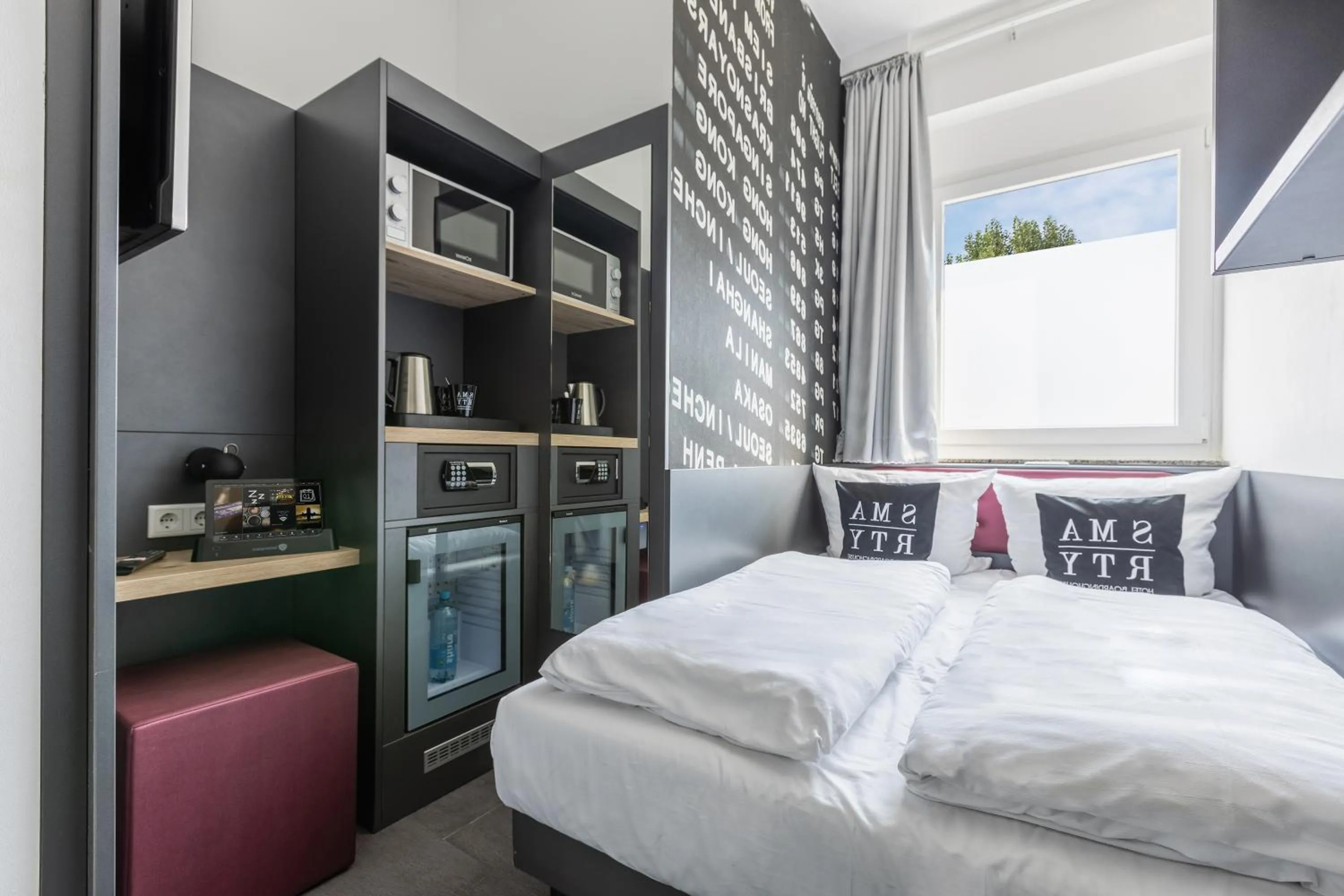 Bed in SMARTY Airport Cologne Hotel - KONTAKTLOSER SELF CHECK-IN