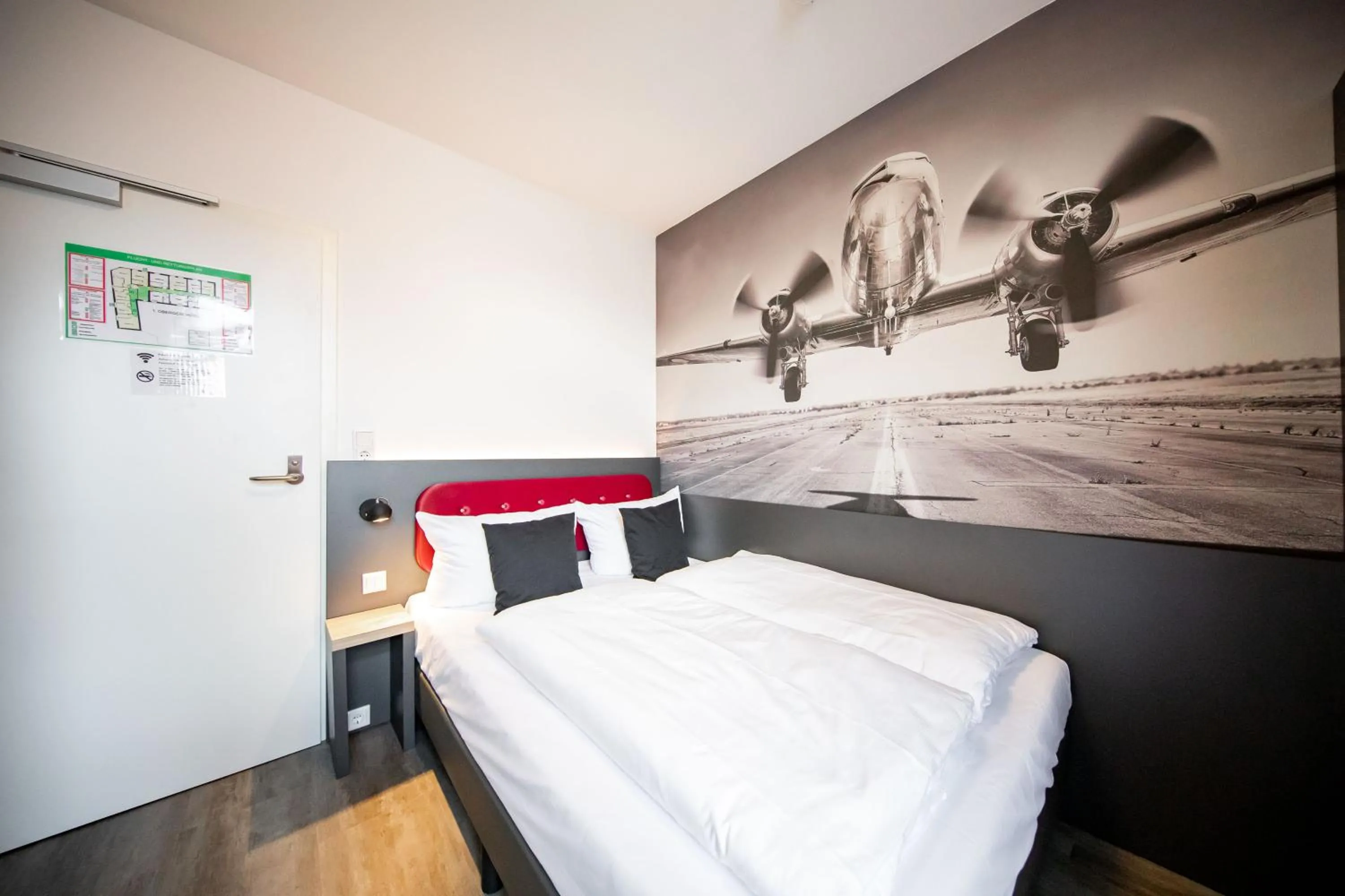 Bed in SMARTY Airport Cologne Hotel - KONTAKTLOSER SELF CHECK-IN