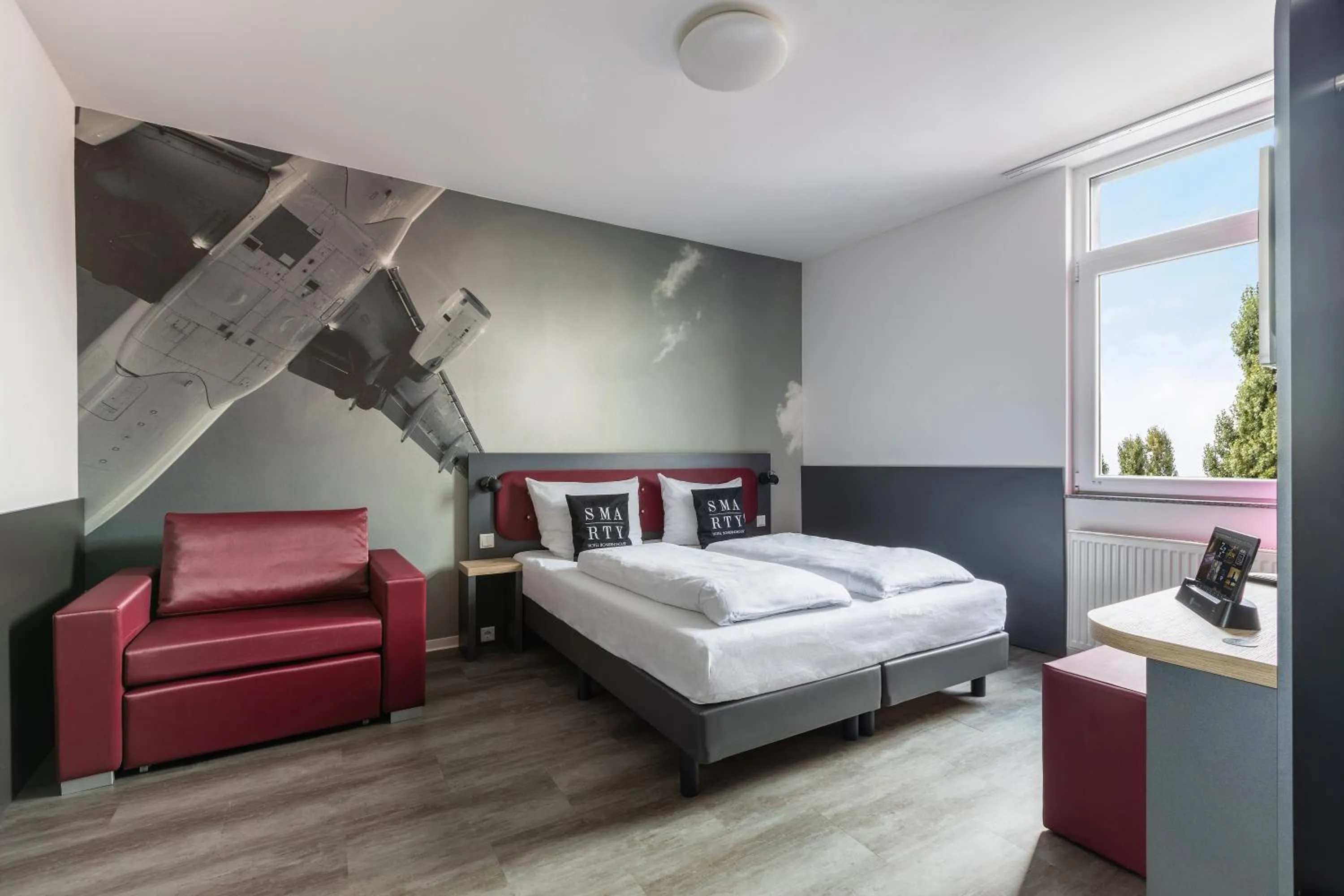 Photo of the whole room, Bed in SMARTY Airport Cologne Hotel - KONTAKTLOSER SELF CHECK-IN