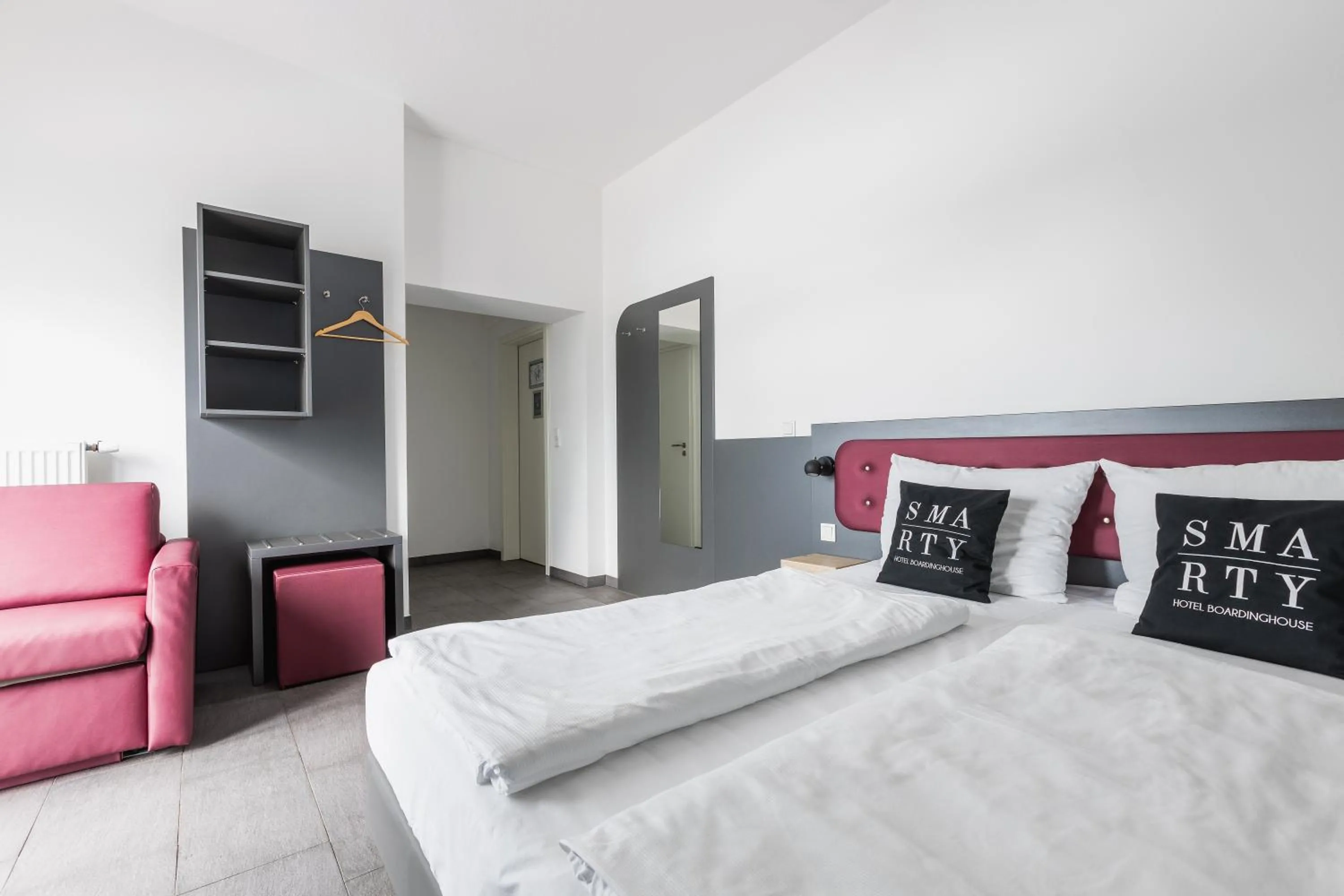 Photo of the whole room, Bed in SMARTY Airport Cologne Hotel - KONTAKTLOSER SELF CHECK-IN
