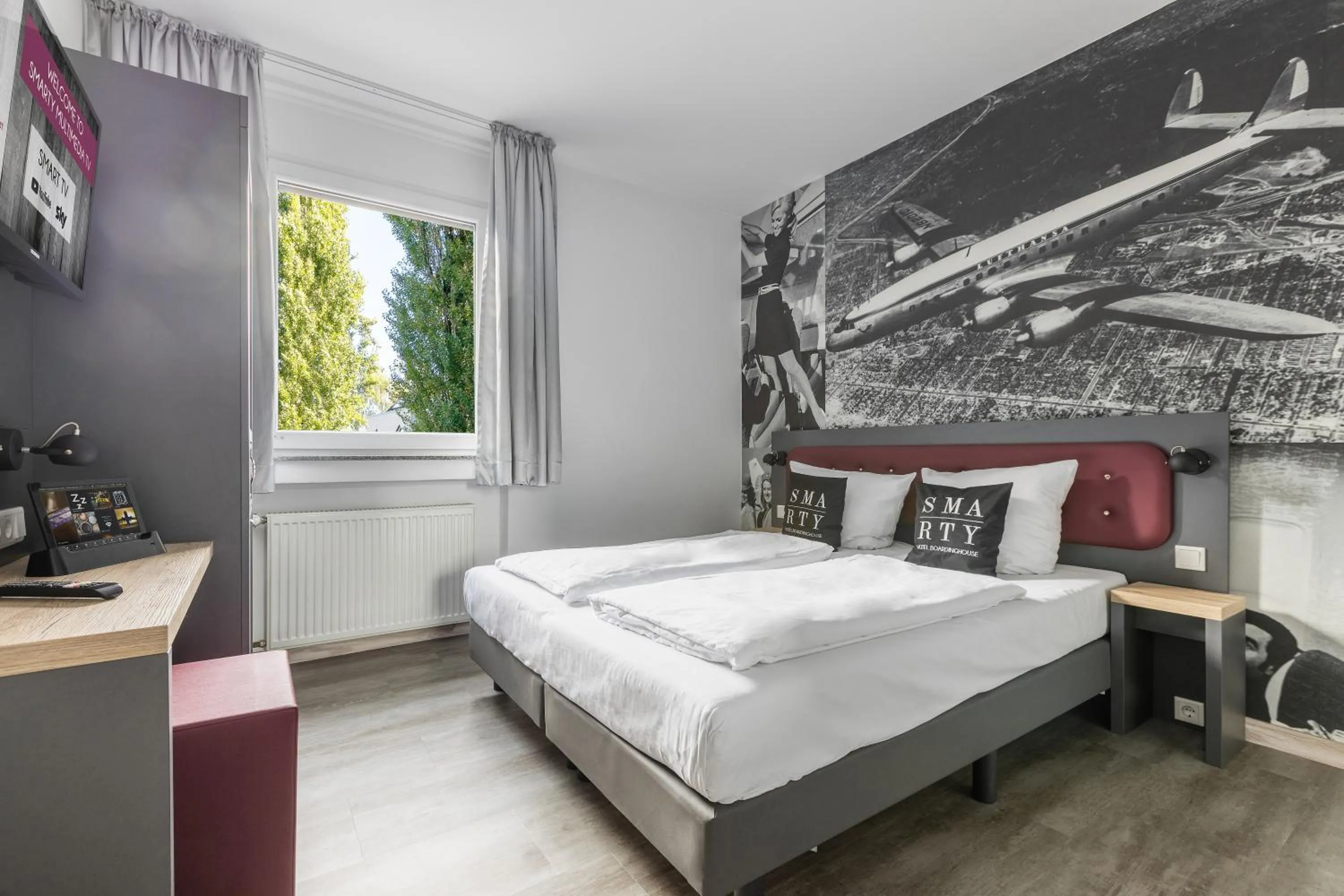 Photo of the whole room, Bed in SMARTY Airport Cologne Hotel - KONTAKTLOSER SELF CHECK-IN