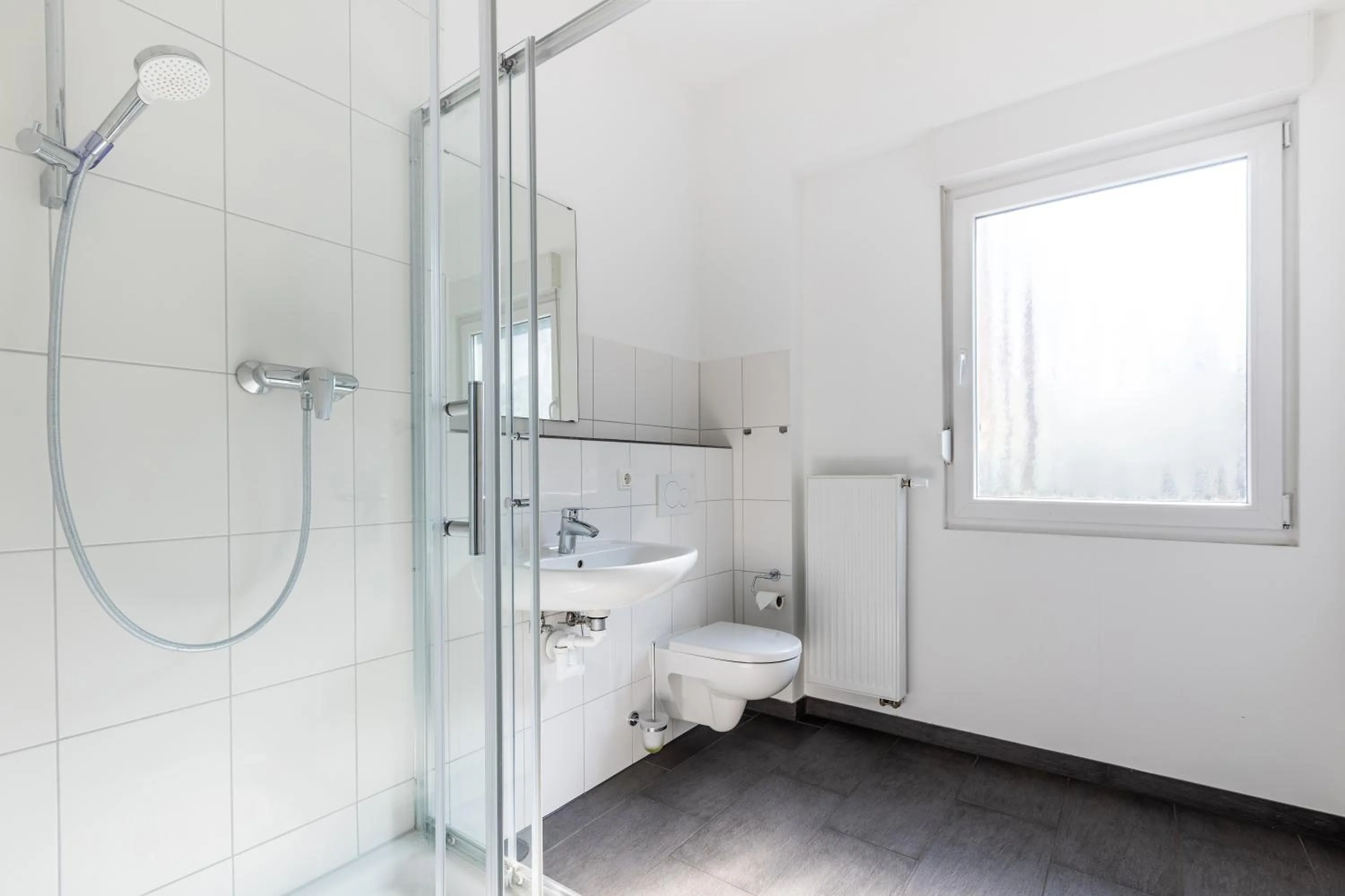 Bathroom in SMARTY Airport Cologne Hotel - KONTAKTLOSER SELF CHECK-IN