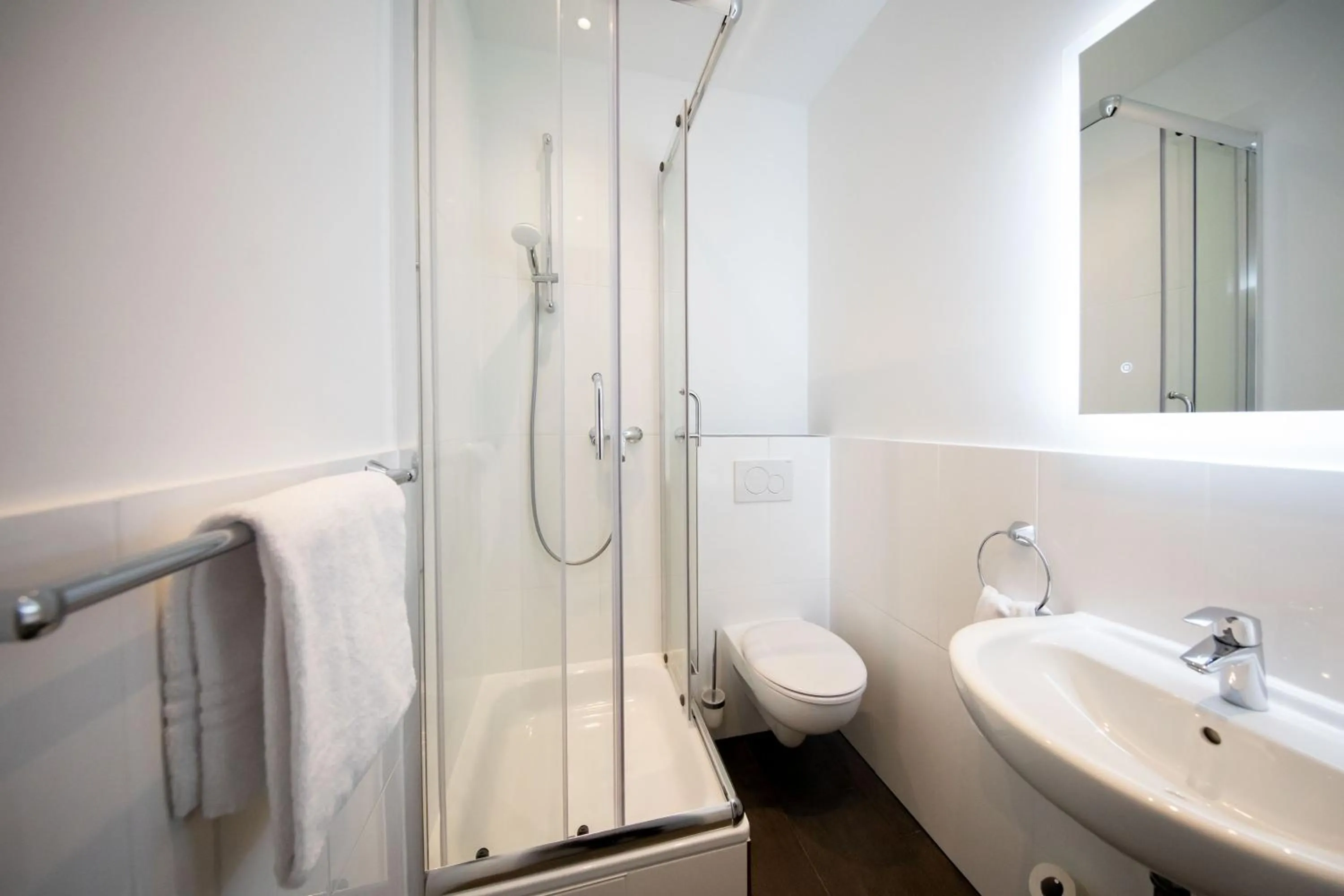 Bathroom in SMARTY Airport Cologne Hotel - KONTAKTLOSER SELF CHECK-IN