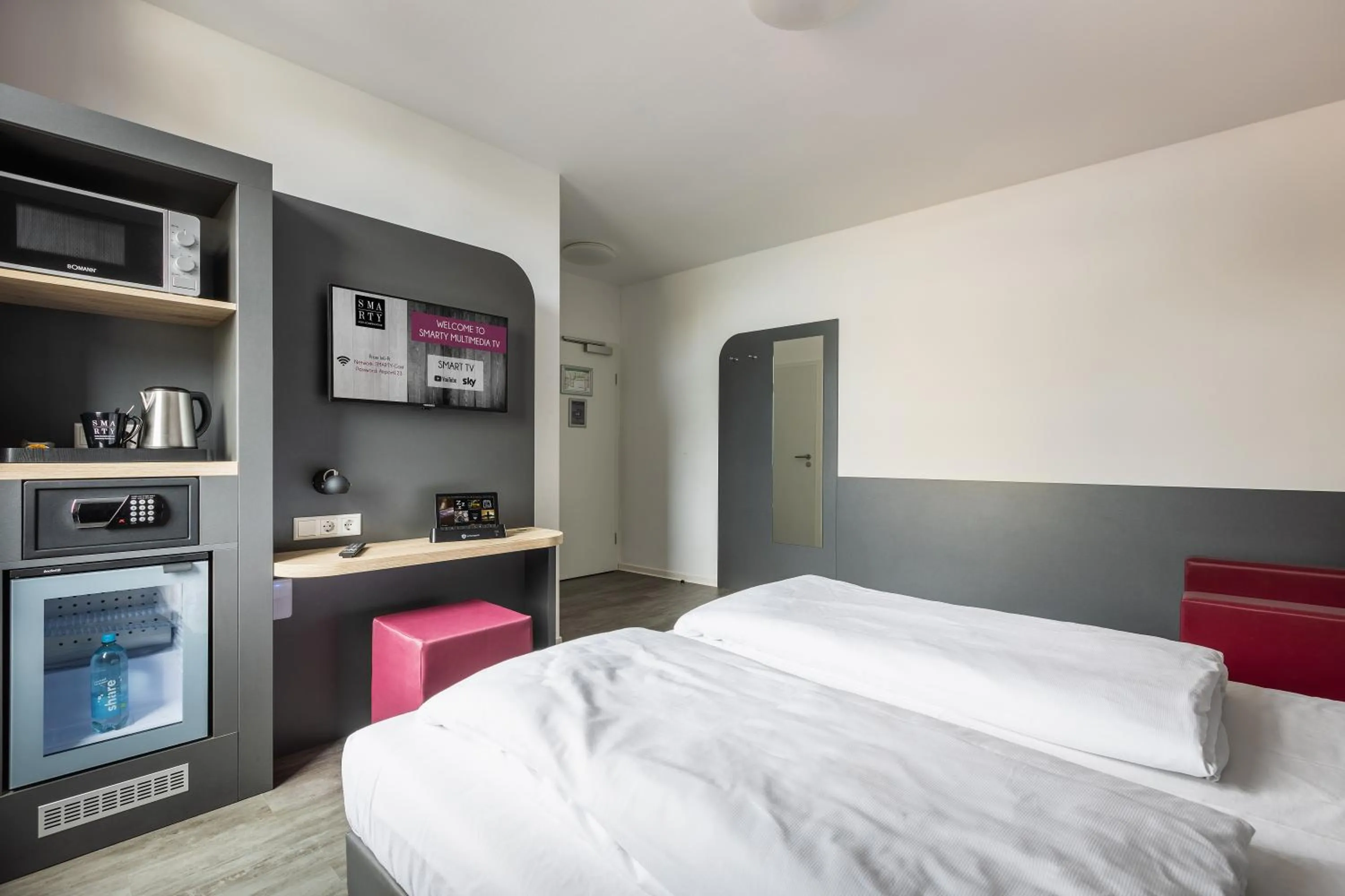 TV and multimedia, Bed in SMARTY Airport Cologne Hotel - KONTAKTLOSER SELF CHECK-IN