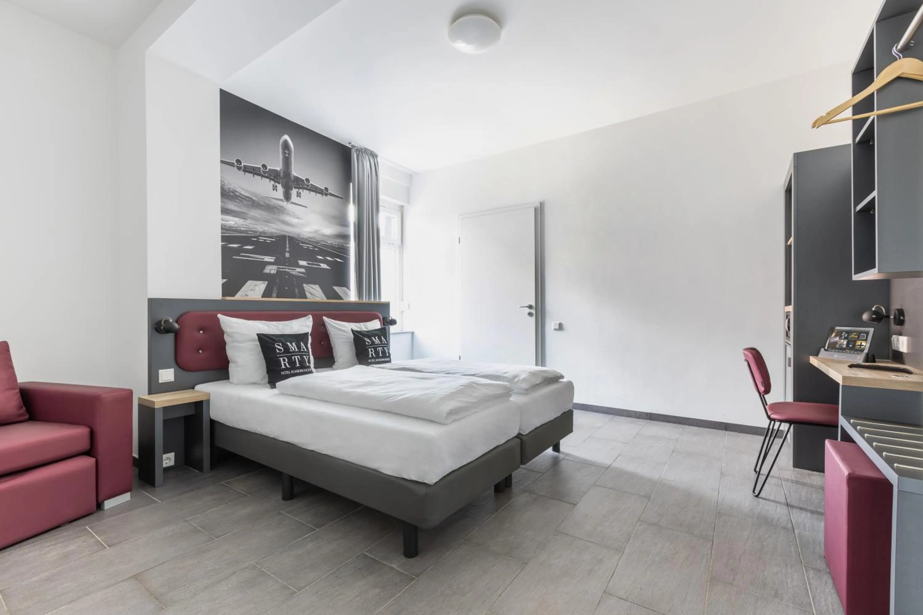 Photo of the whole room, Bed in SMARTY Airport Cologne Hotel - KONTAKTLOSER SELF CHECK-IN