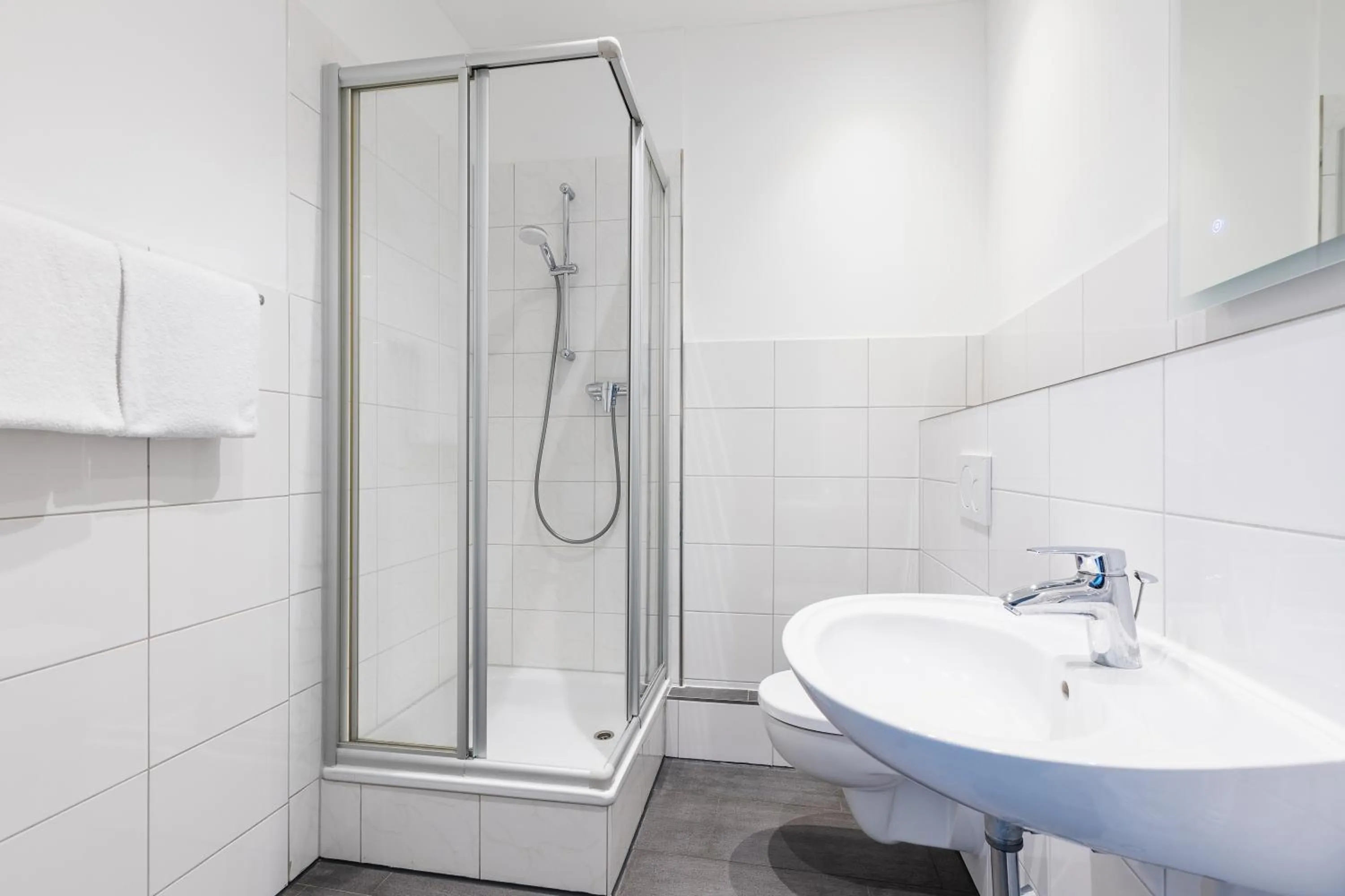 Bathroom in SMARTY Airport Cologne Hotel - KONTAKTLOSER SELF CHECK-IN