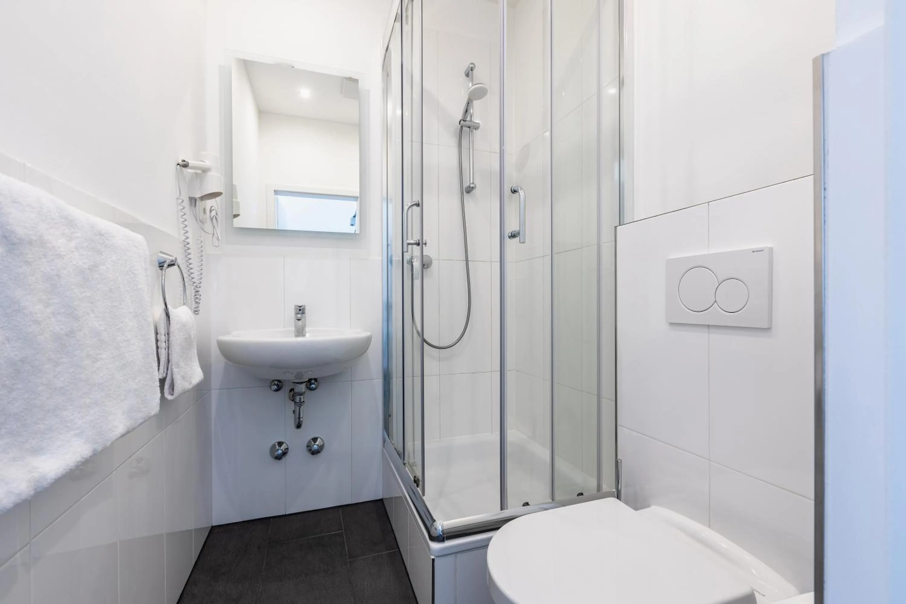 Bathroom in SMARTY Airport Cologne Hotel - KONTAKTLOSER SELF CHECK-IN