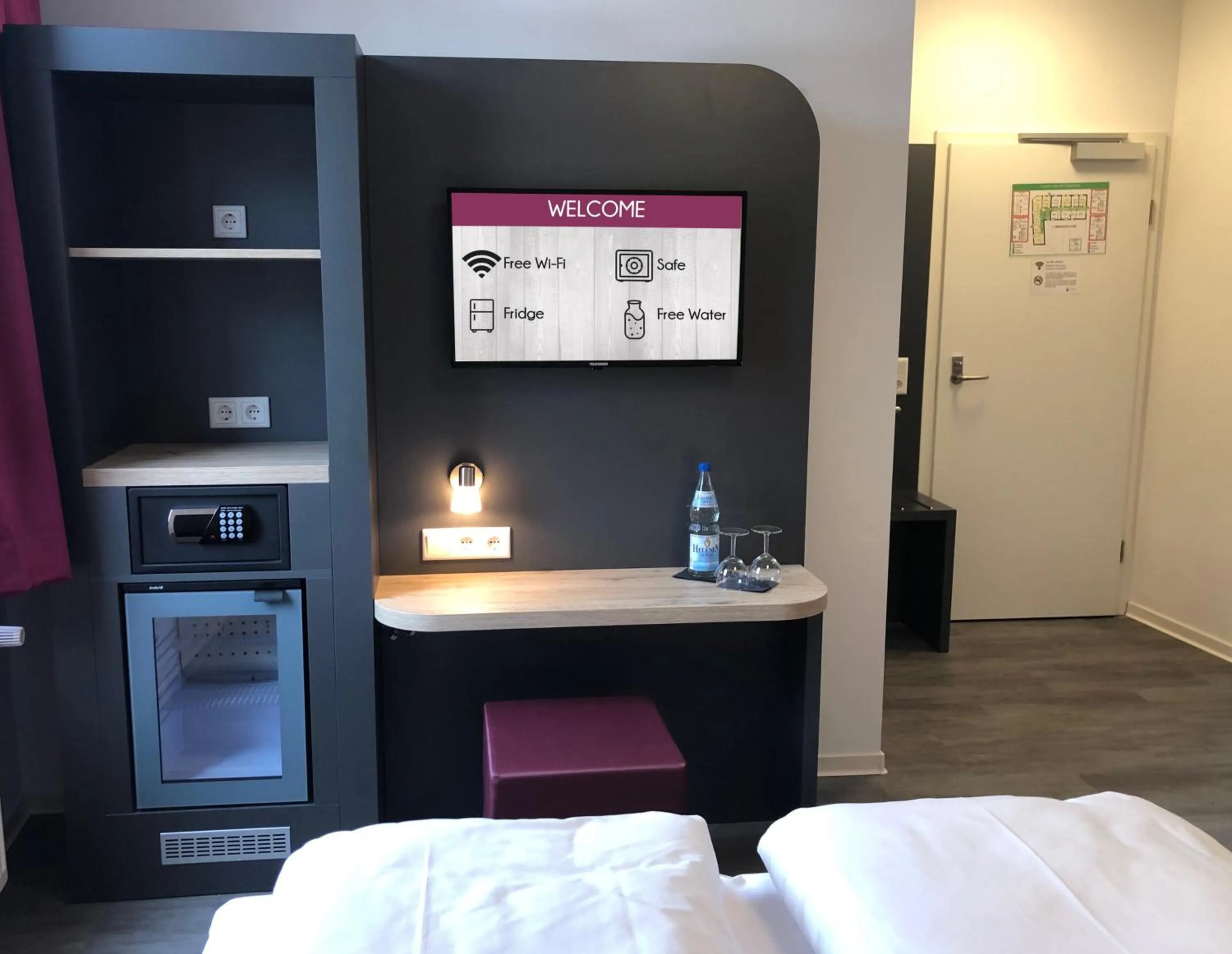 TV and multimedia, Bed in SMARTY Airport Cologne Hotel - KONTAKTLOSER SELF CHECK-IN
