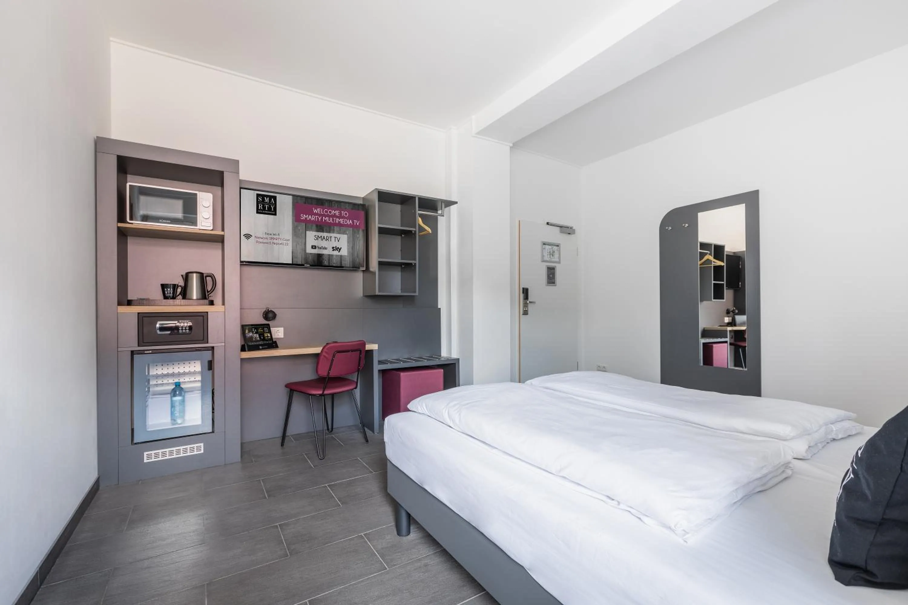 Photo of the whole room, Bed in SMARTY Airport Cologne Hotel - KONTAKTLOSER SELF CHECK-IN