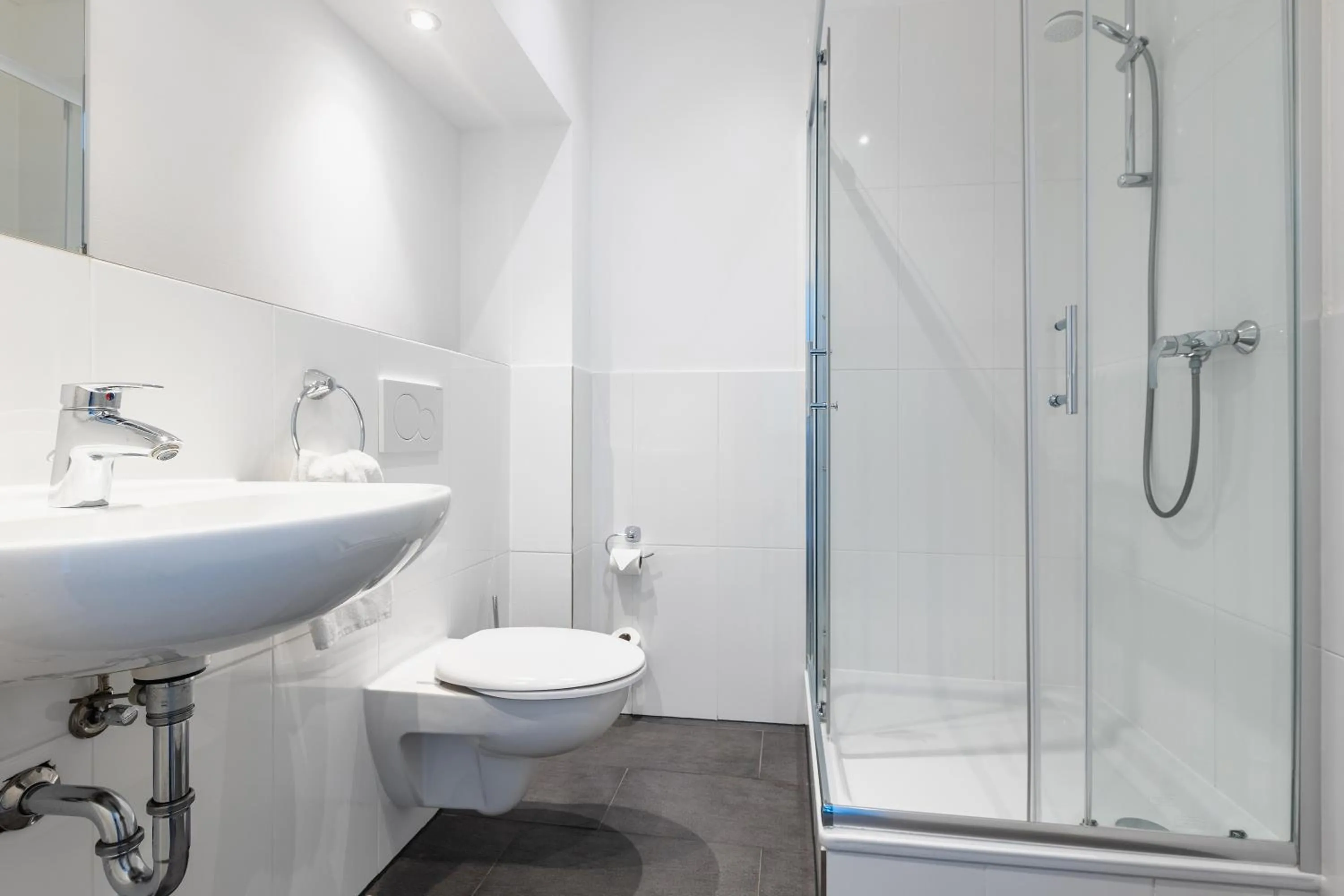 Bathroom in SMARTY Airport Cologne Hotel - KONTAKTLOSER SELF CHECK-IN