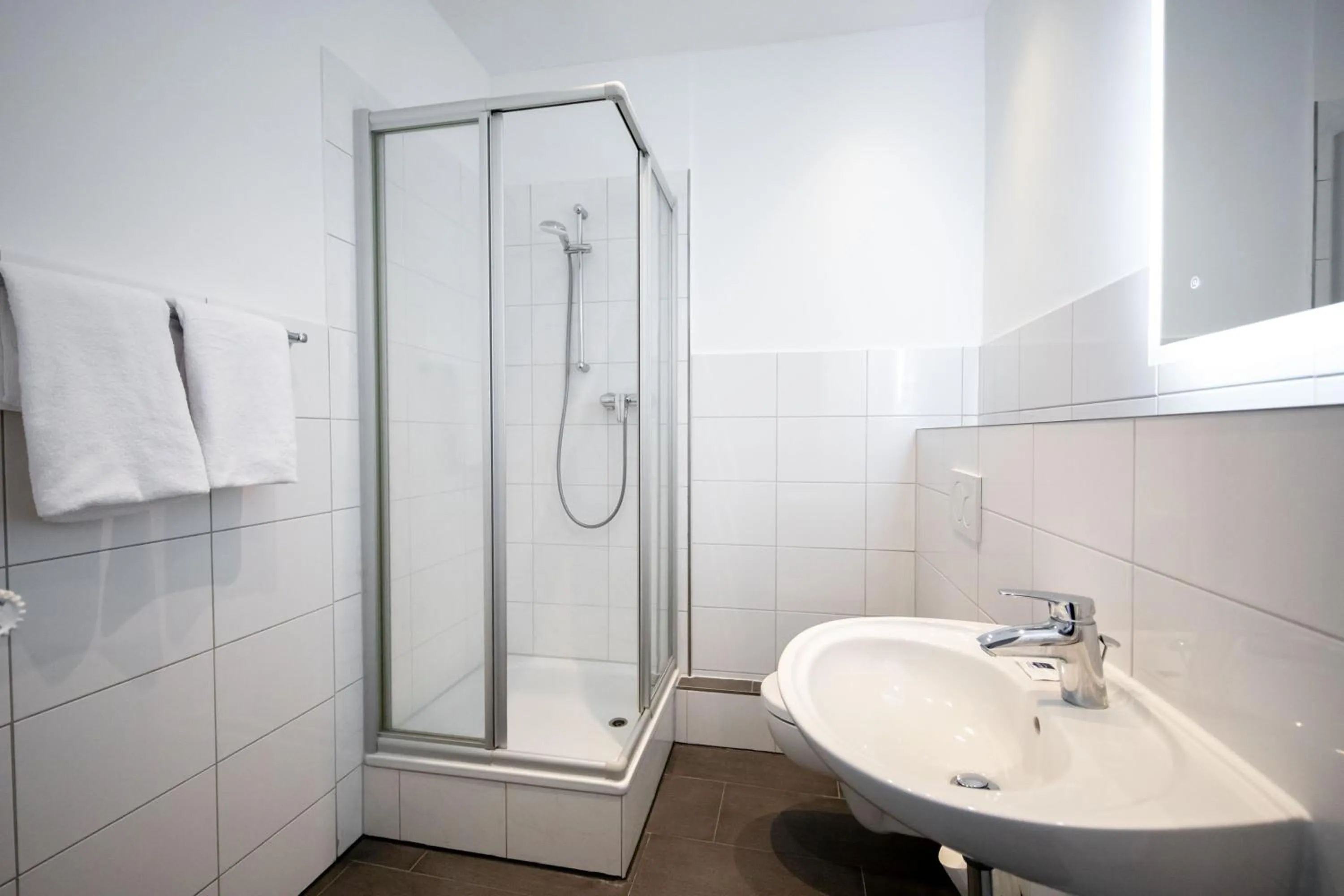 Bathroom in SMARTY Airport Cologne Hotel - KONTAKTLOSER SELF CHECK-IN