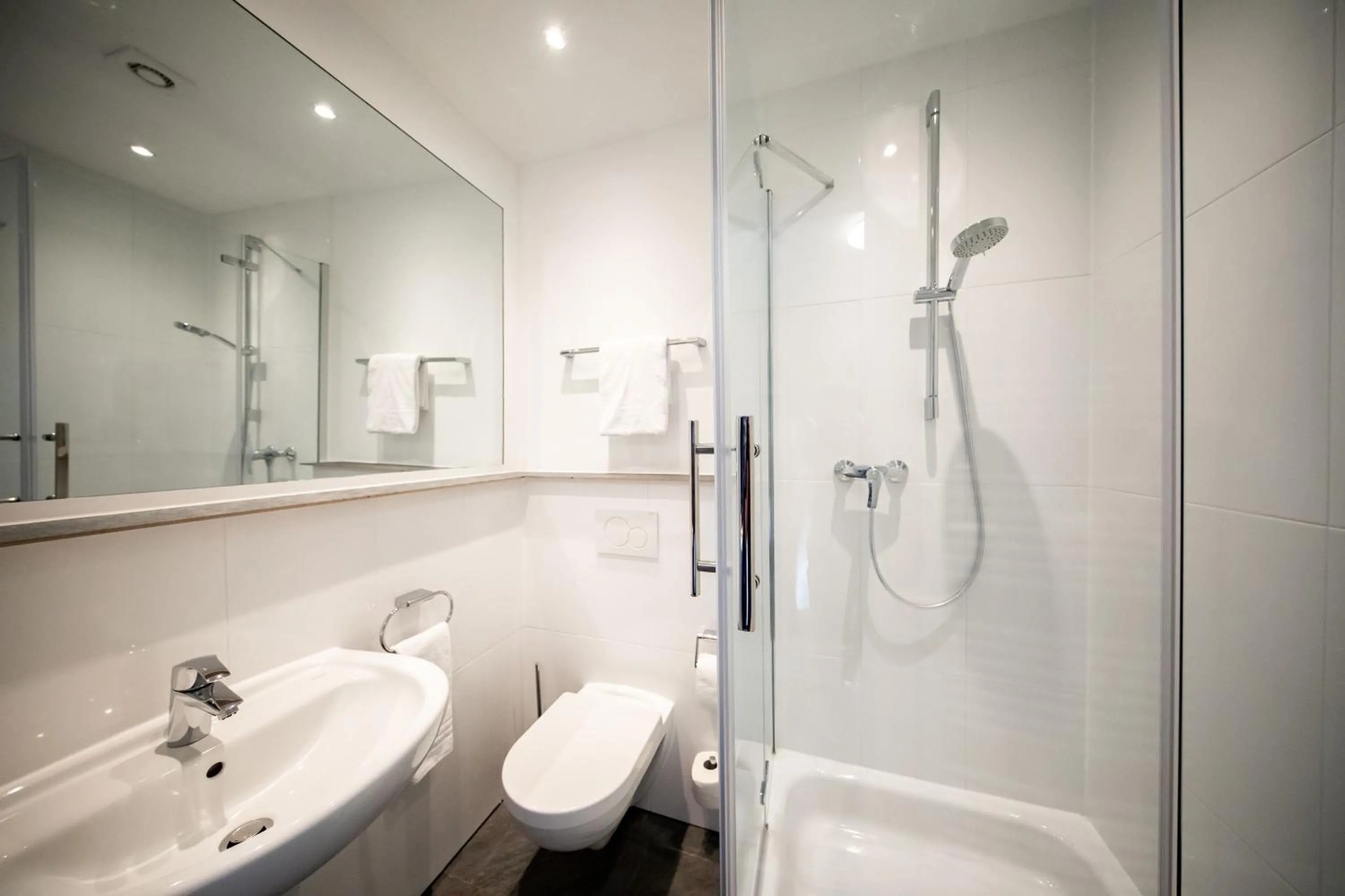 Bathroom in SMARTY Airport Cologne Hotel - KONTAKTLOSER SELF CHECK-IN