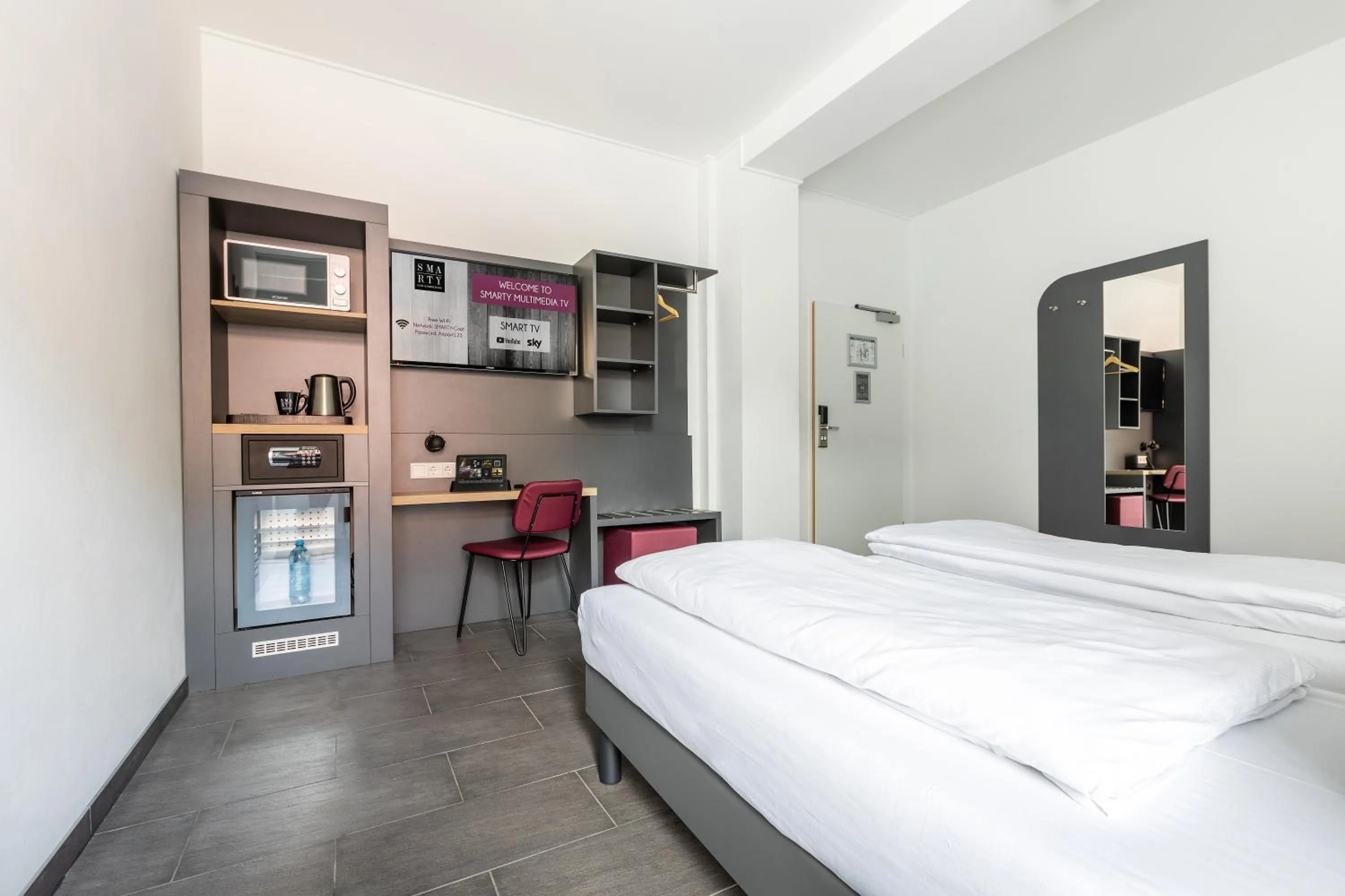 Photo of the whole room, Bed in SMARTY Airport Cologne Hotel - KONTAKTLOSER SELF CHECK-IN