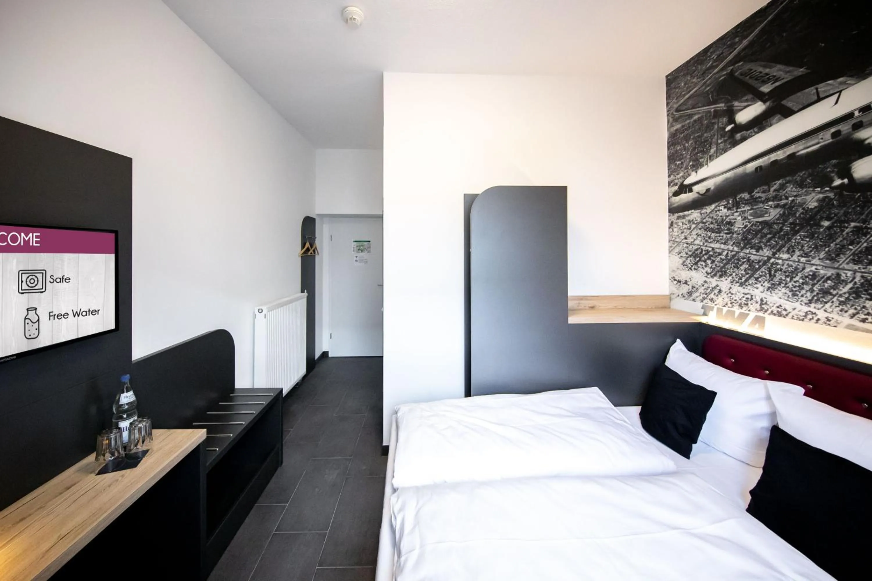 Photo of the whole room, Bed in SMARTY Airport Cologne Hotel - KONTAKTLOSER SELF CHECK-IN