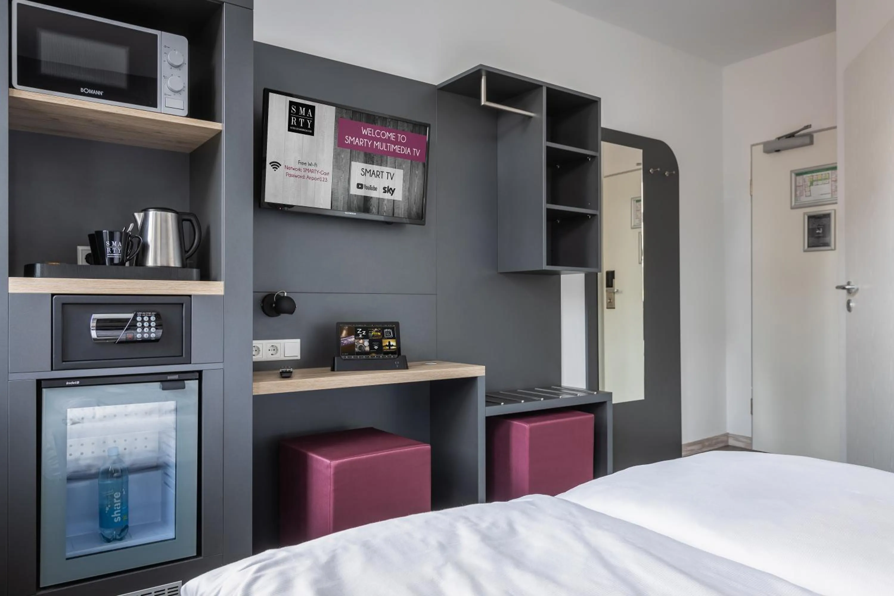 TV and multimedia, Bed in SMARTY Airport Cologne Hotel - KONTAKTLOSER SELF CHECK-IN
