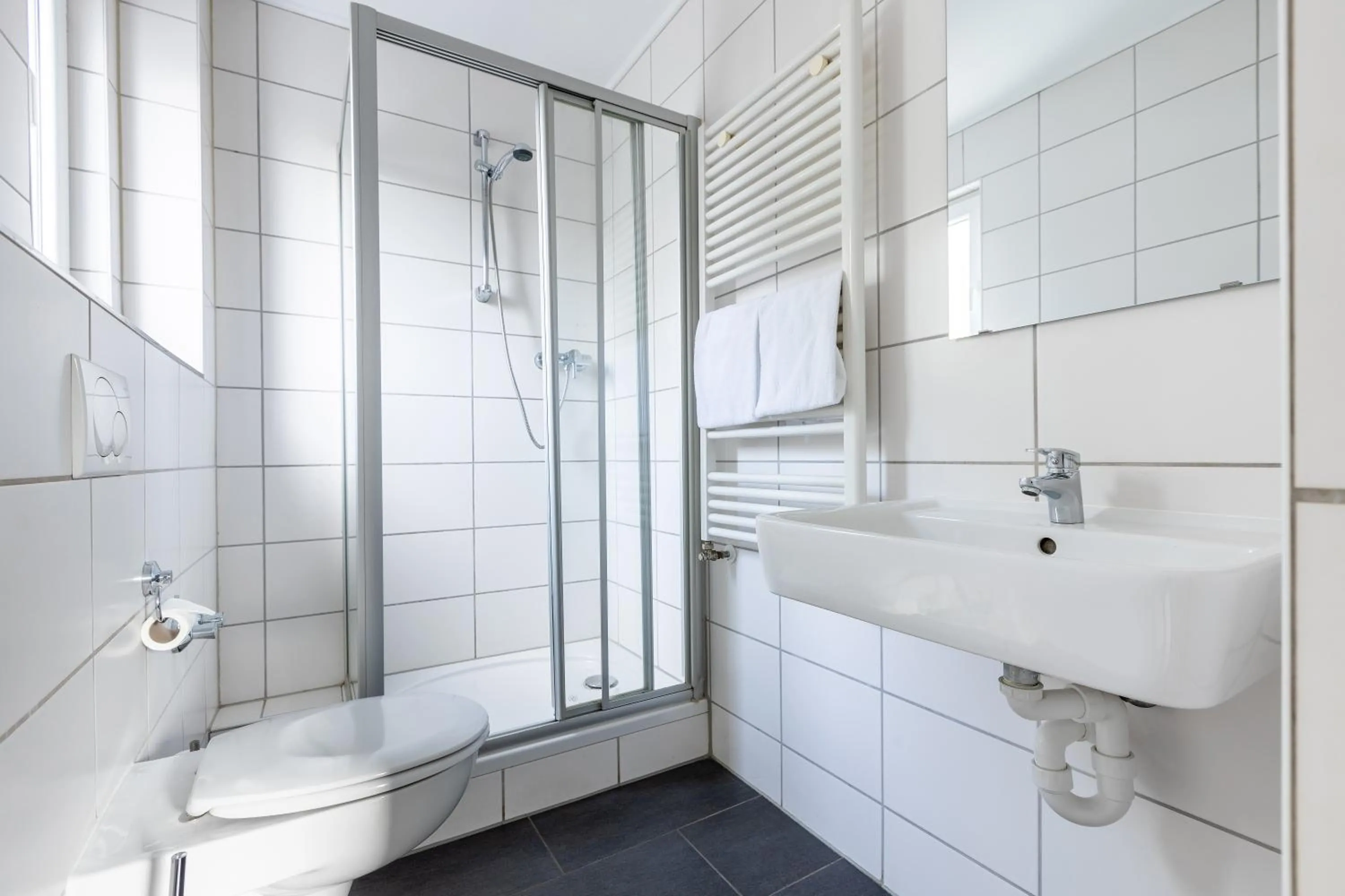 Bathroom in SMARTY Airport Cologne Hotel - KONTAKTLOSER SELF CHECK-IN