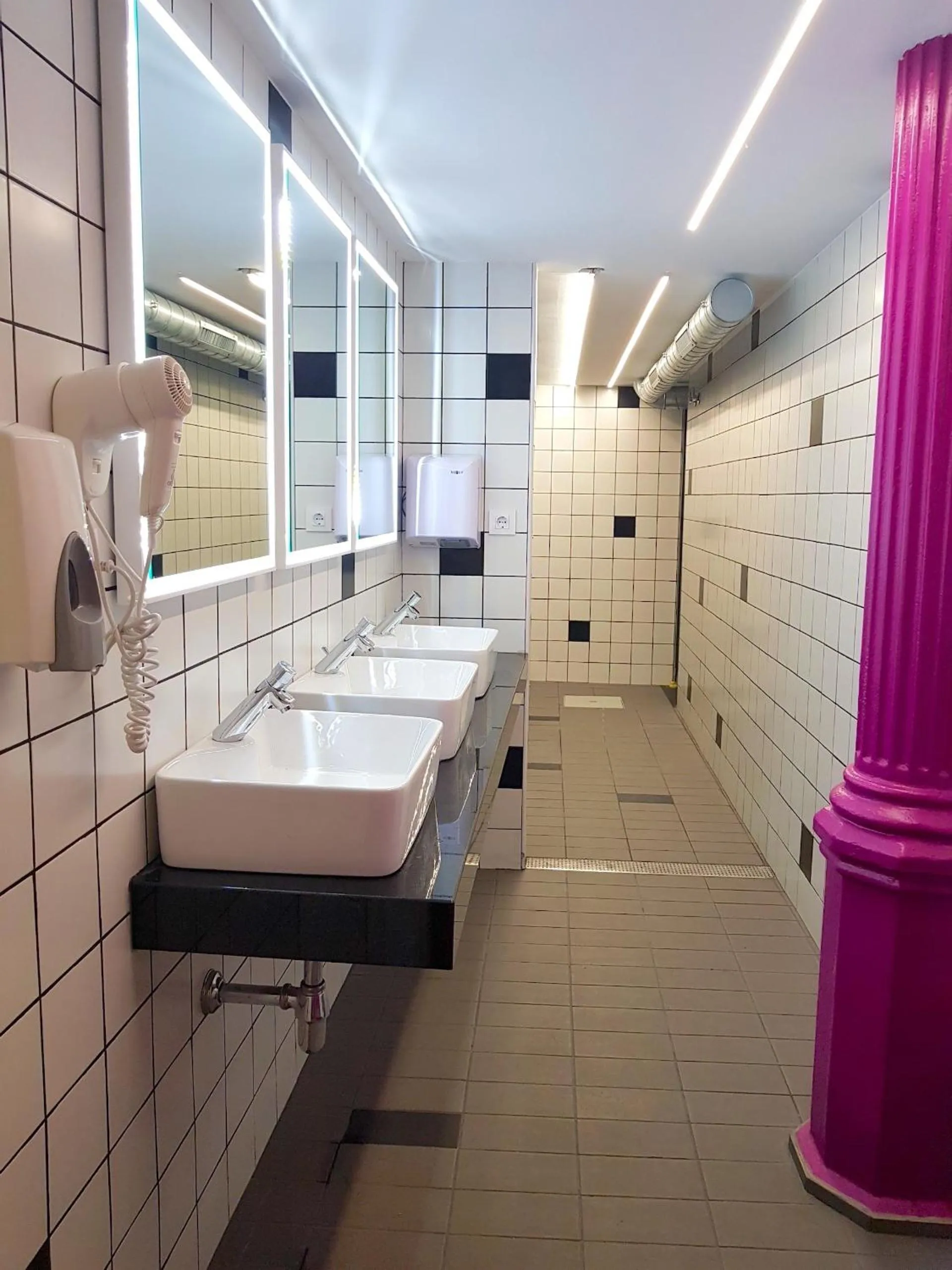 Bathroom in Safestay Barcelona Gothic