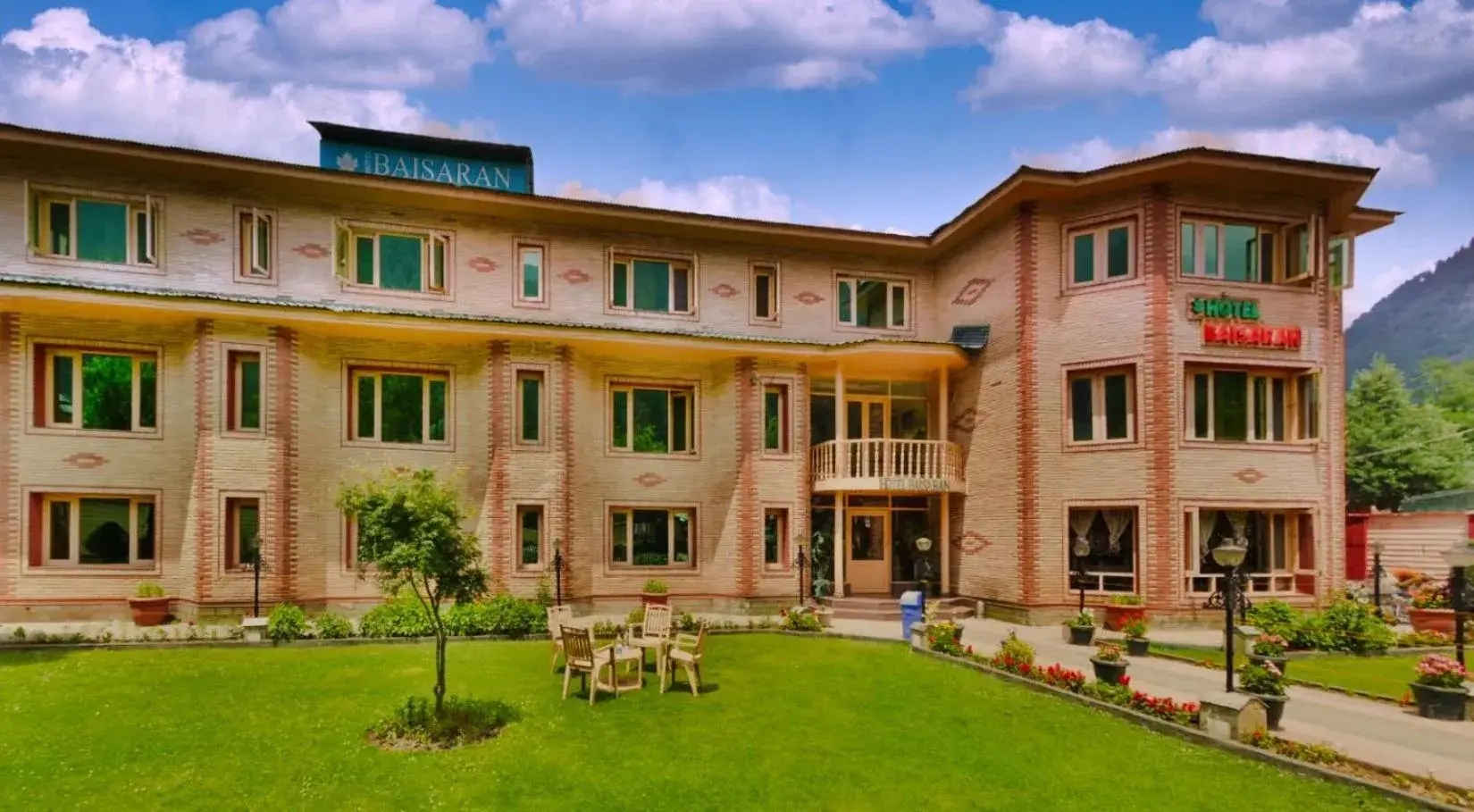 Property building in Hotel Baisaran Pahalgam Property building in Hotel Baisaran Pahalgam