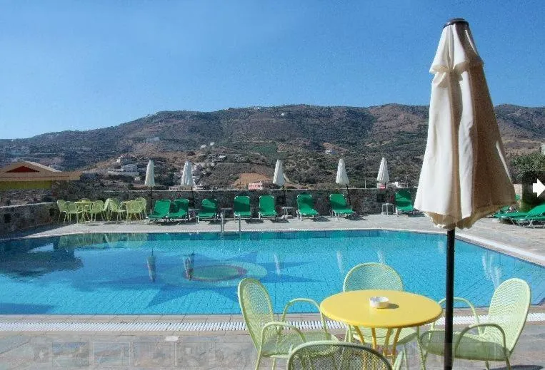 Swimming pool in Perla Apartments