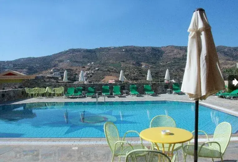 Swimming pool in Perla Apartments Swimming pool in Perla Apartments