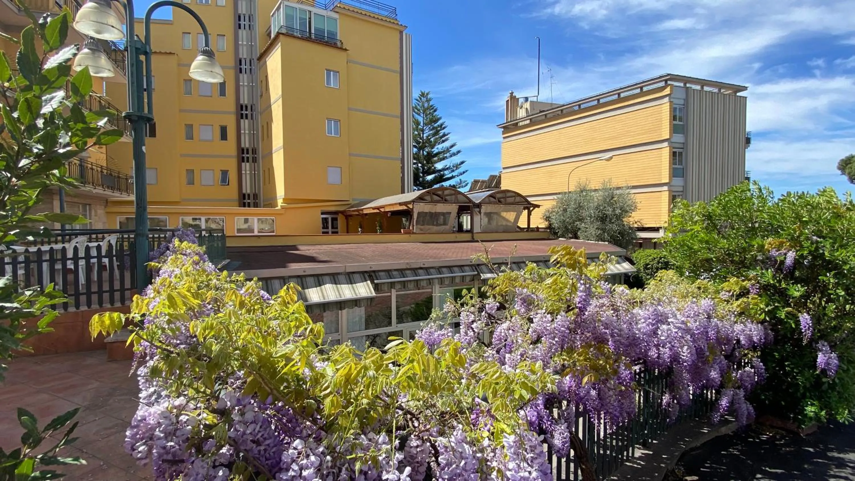 Property building in Hotel Casa Tra Noi