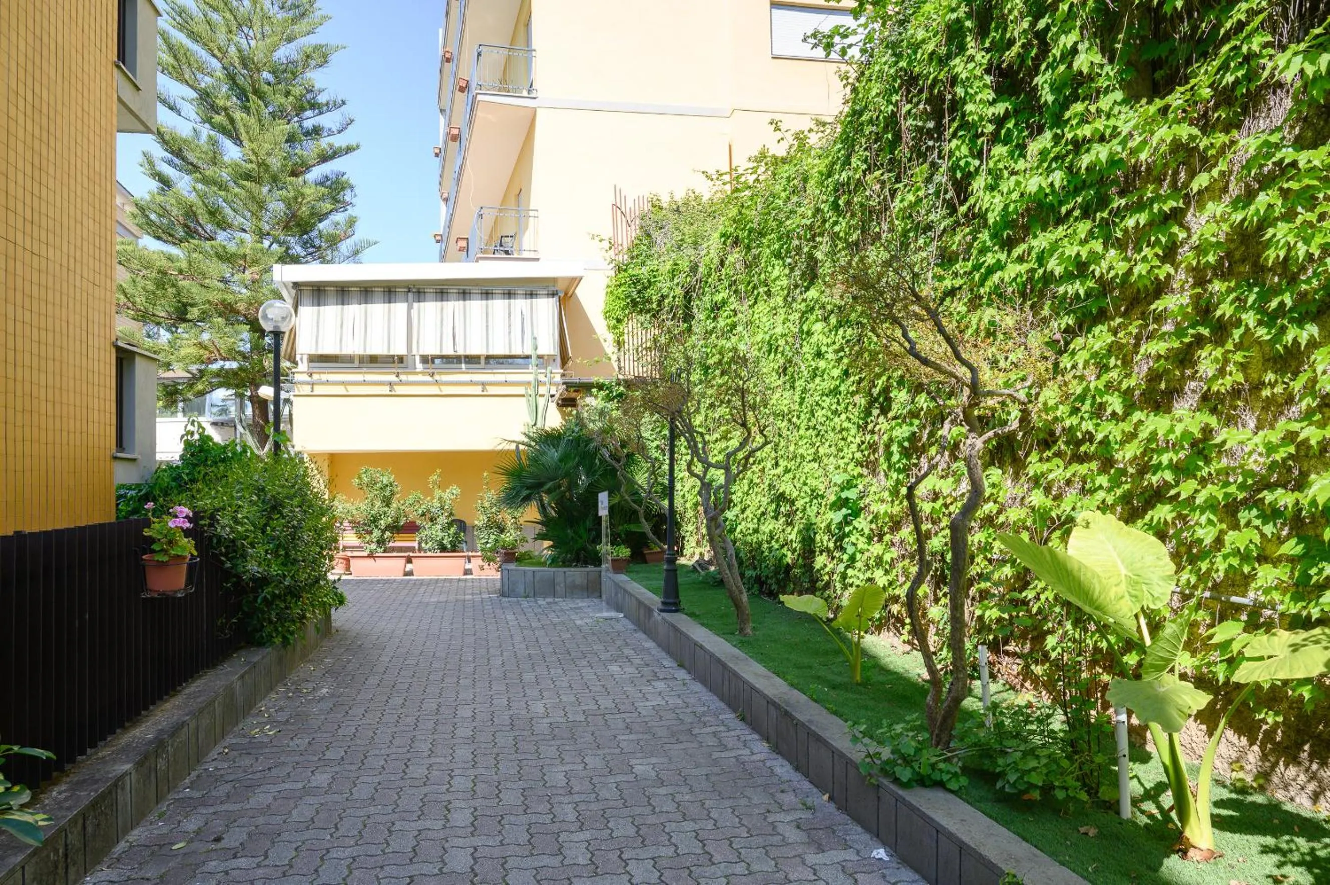 Property building in Hotel Casa Tra Noi