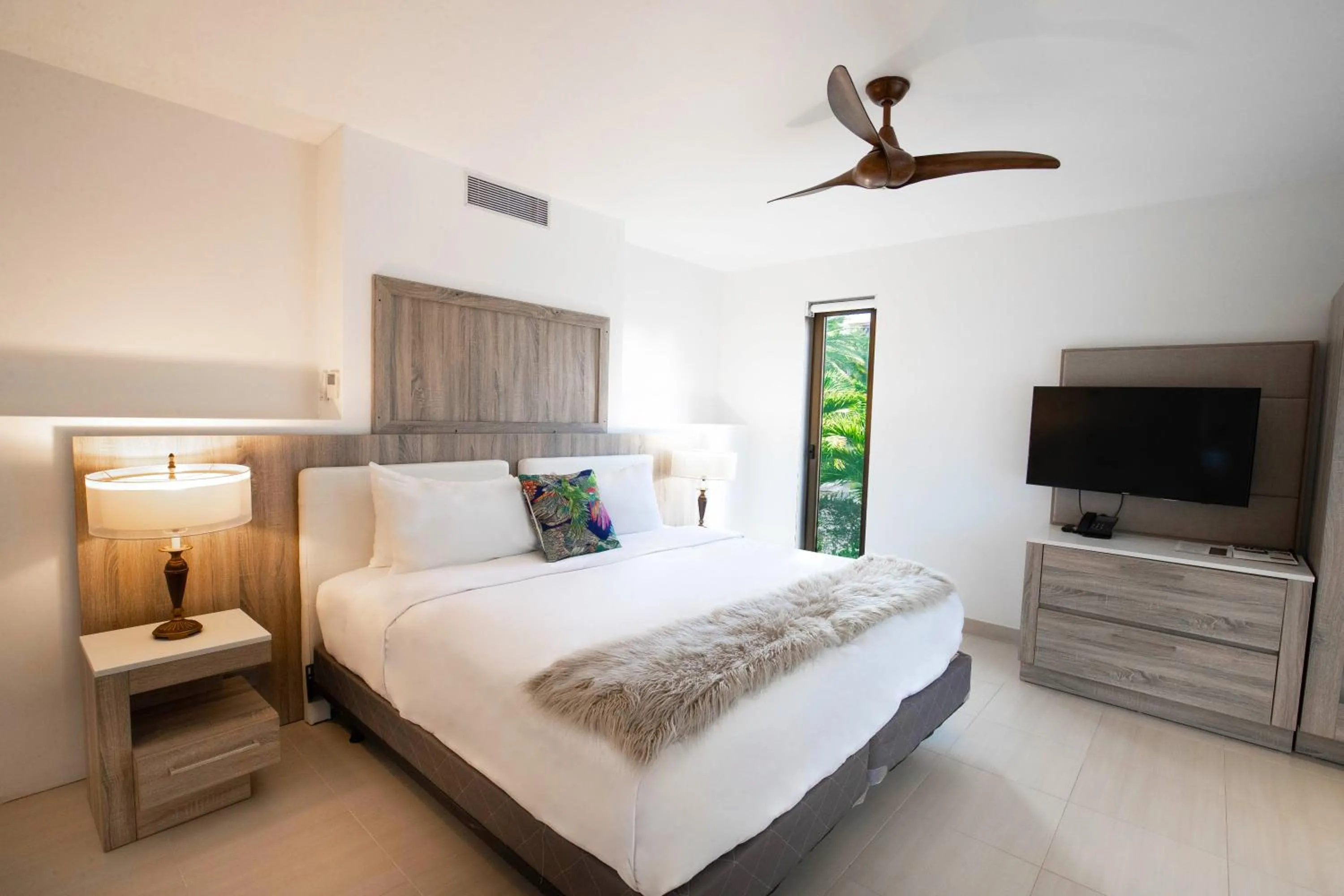 Restaurant/places to eat, Bed in Hodges Bay Resort & Spa, an HQ Luxury Resort & Residences