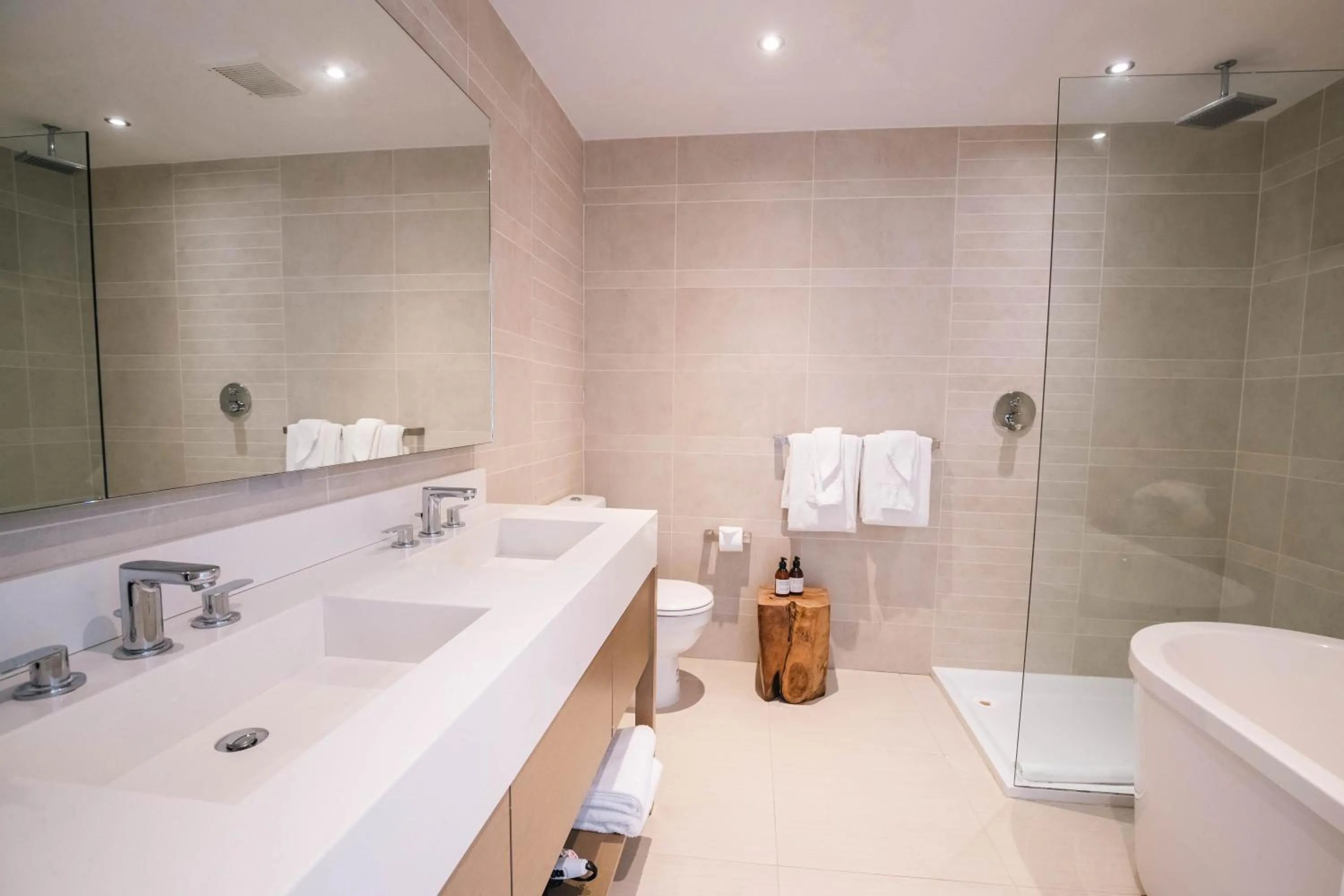 Shower in Hodges Bay Resort & Spa, an HQ Luxury Resort & Residences