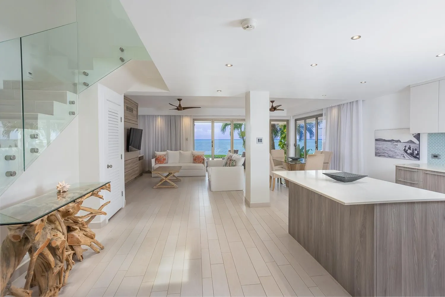 TV and multimedia in Hodges Bay Resort & Spa, an HQ Luxury Resort & Residences