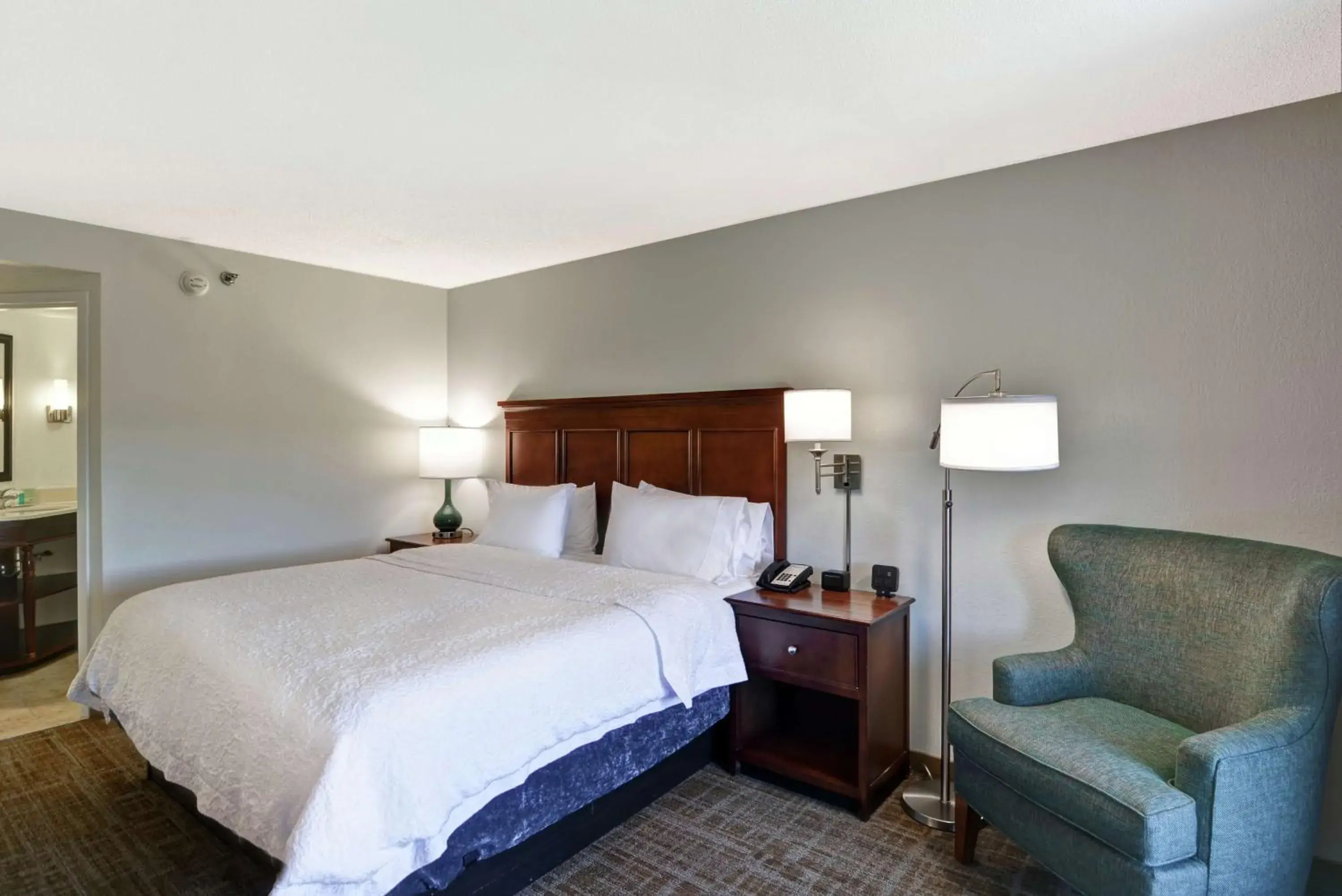 Bed in Hampton Inn Birmingham/Mountain Brook Bed in Hampton Inn Birmingham/Mountain Brook