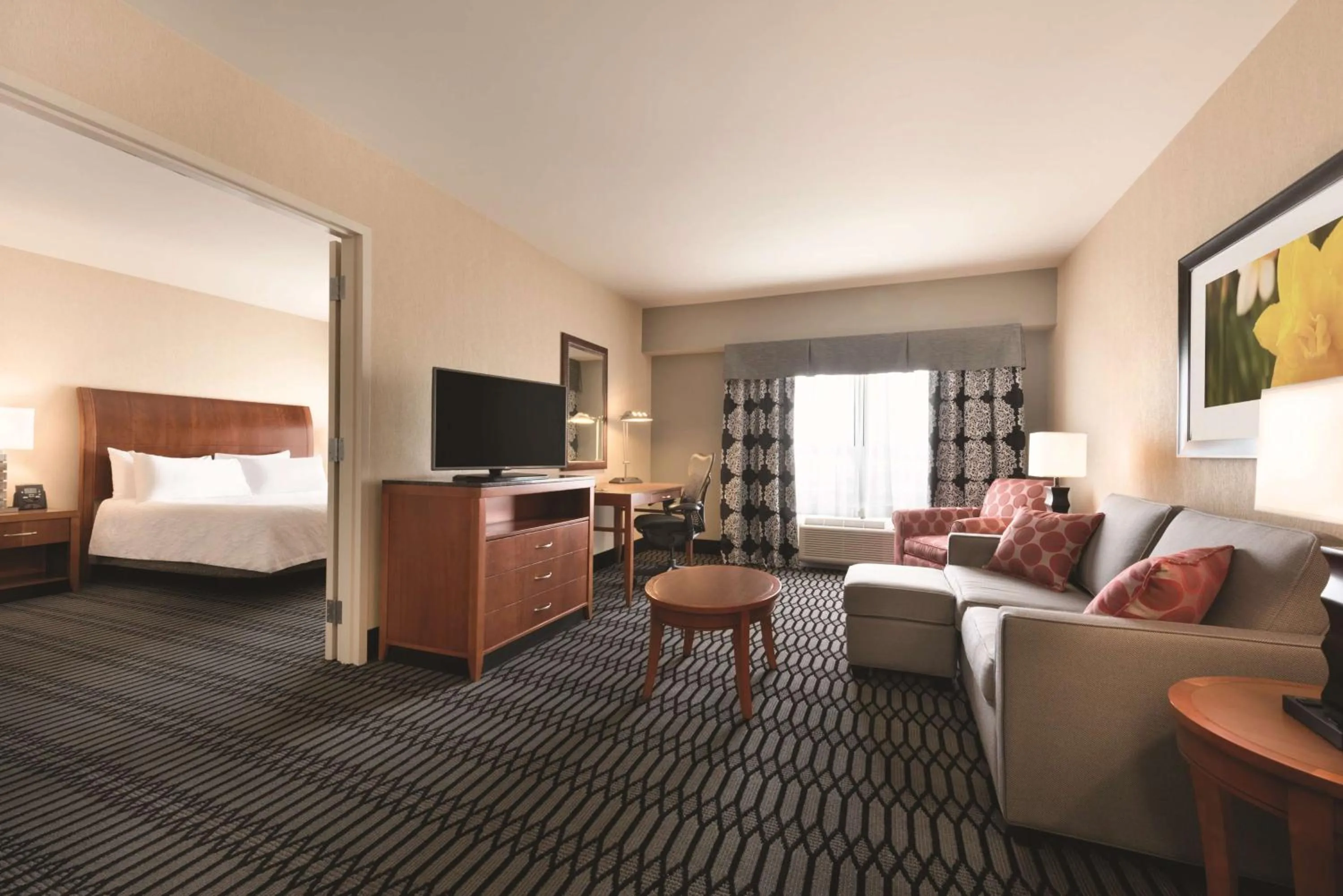 Living room, Bed in Hilton Garden Inn Akron-Canton Airport