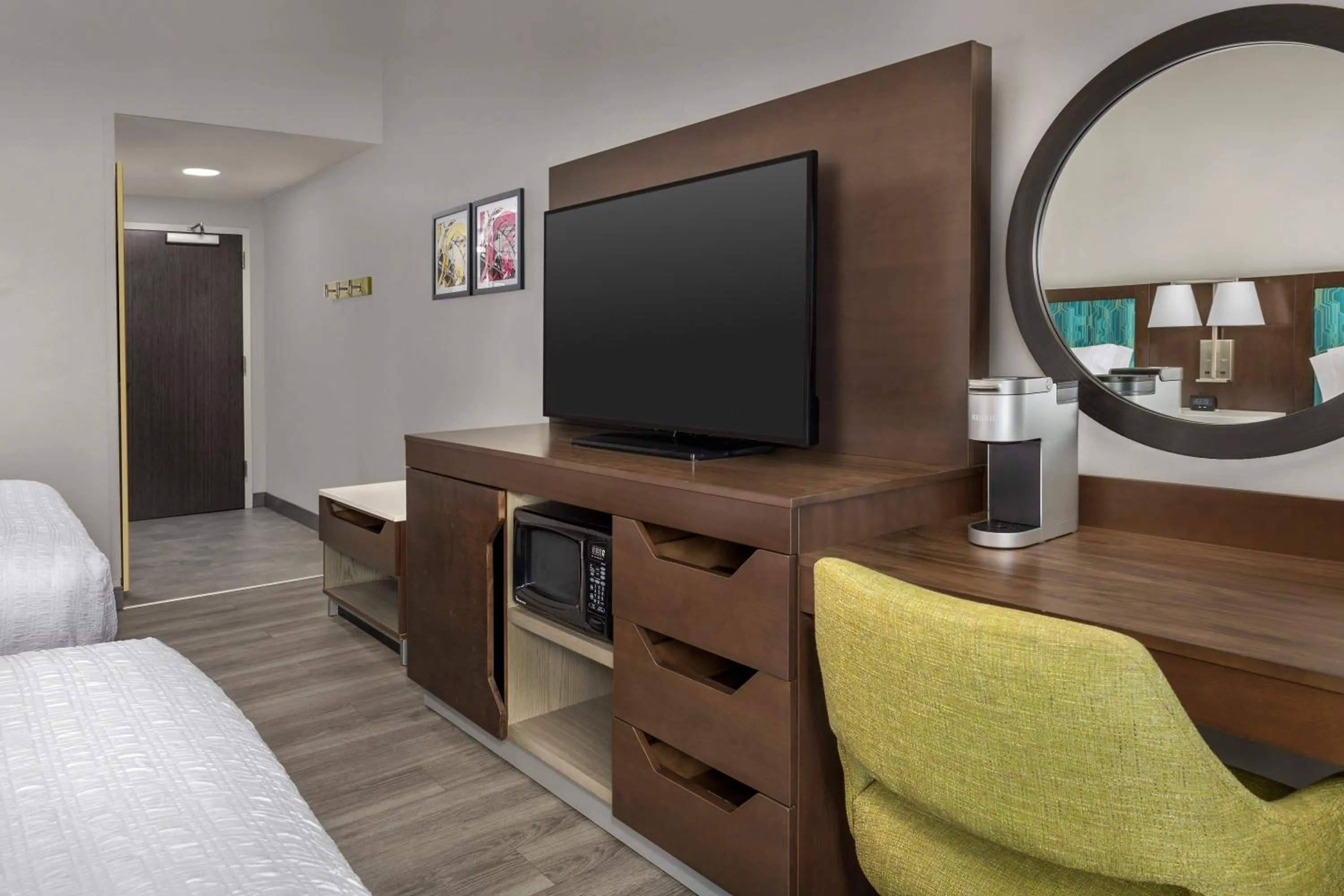 Coffee/tea facilities, Bed in Hampton Inn Birmingham I-65/Lakeshore Drive