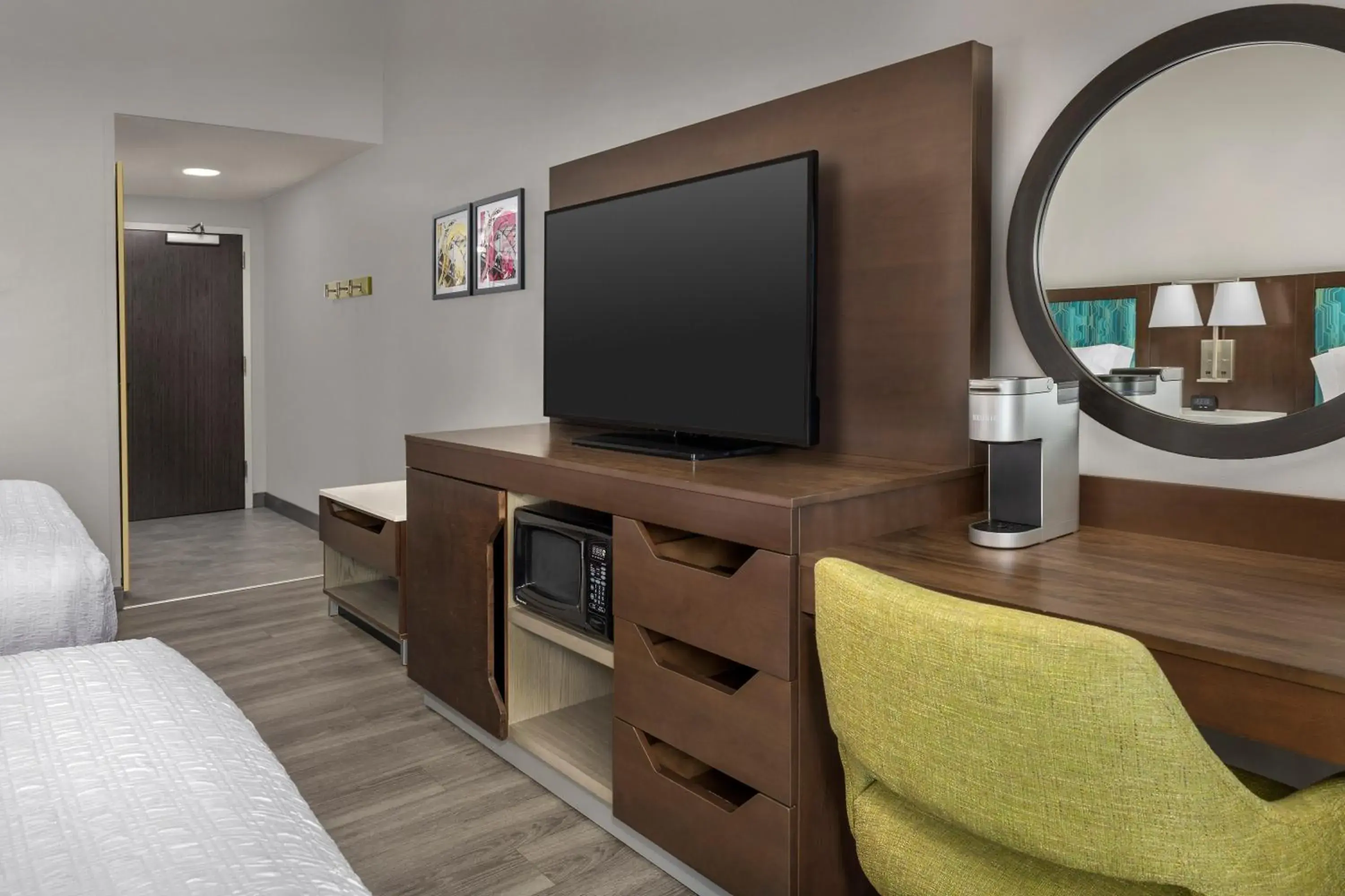 Coffee/tea facilities, Bed in Hampton Inn Birmingham I-65/Lakeshore Drive Coffee/tea facilities, Bed in Hampton Inn Birmingham I-65/Lakeshore Drive