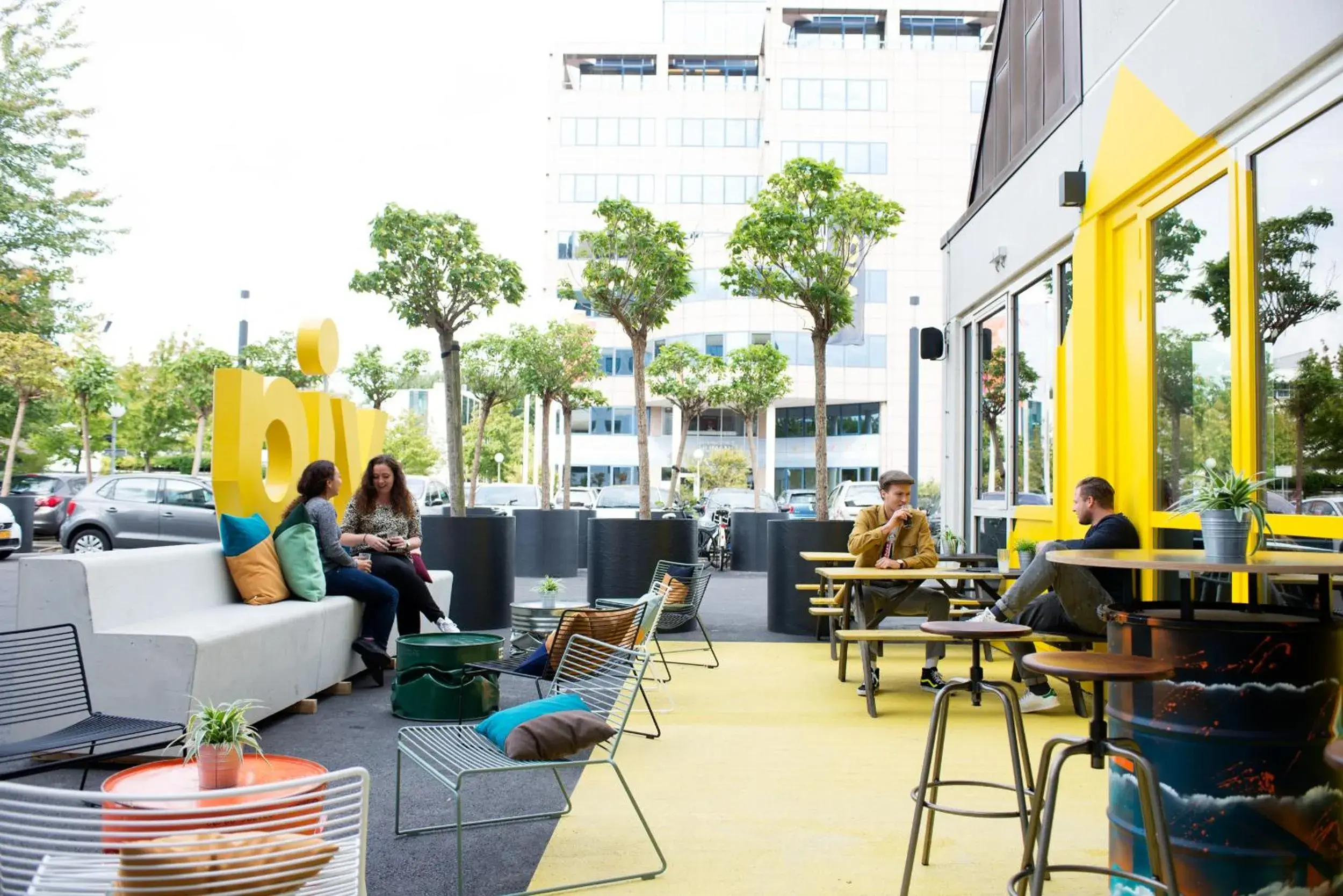 Facade/entrance in Via Amsterdam Facade/entrance in Via Amsterdam