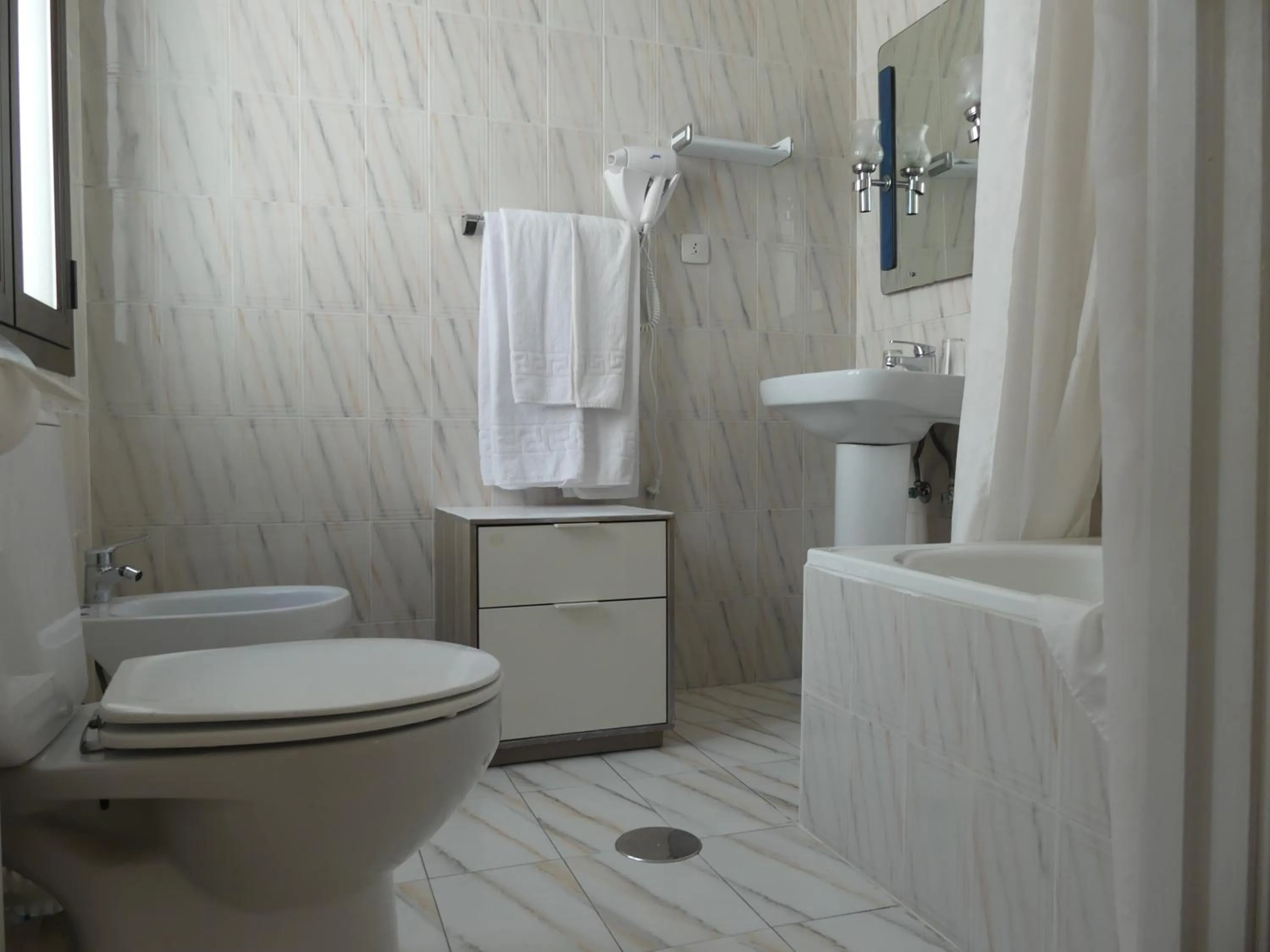 Shower in Hostal America