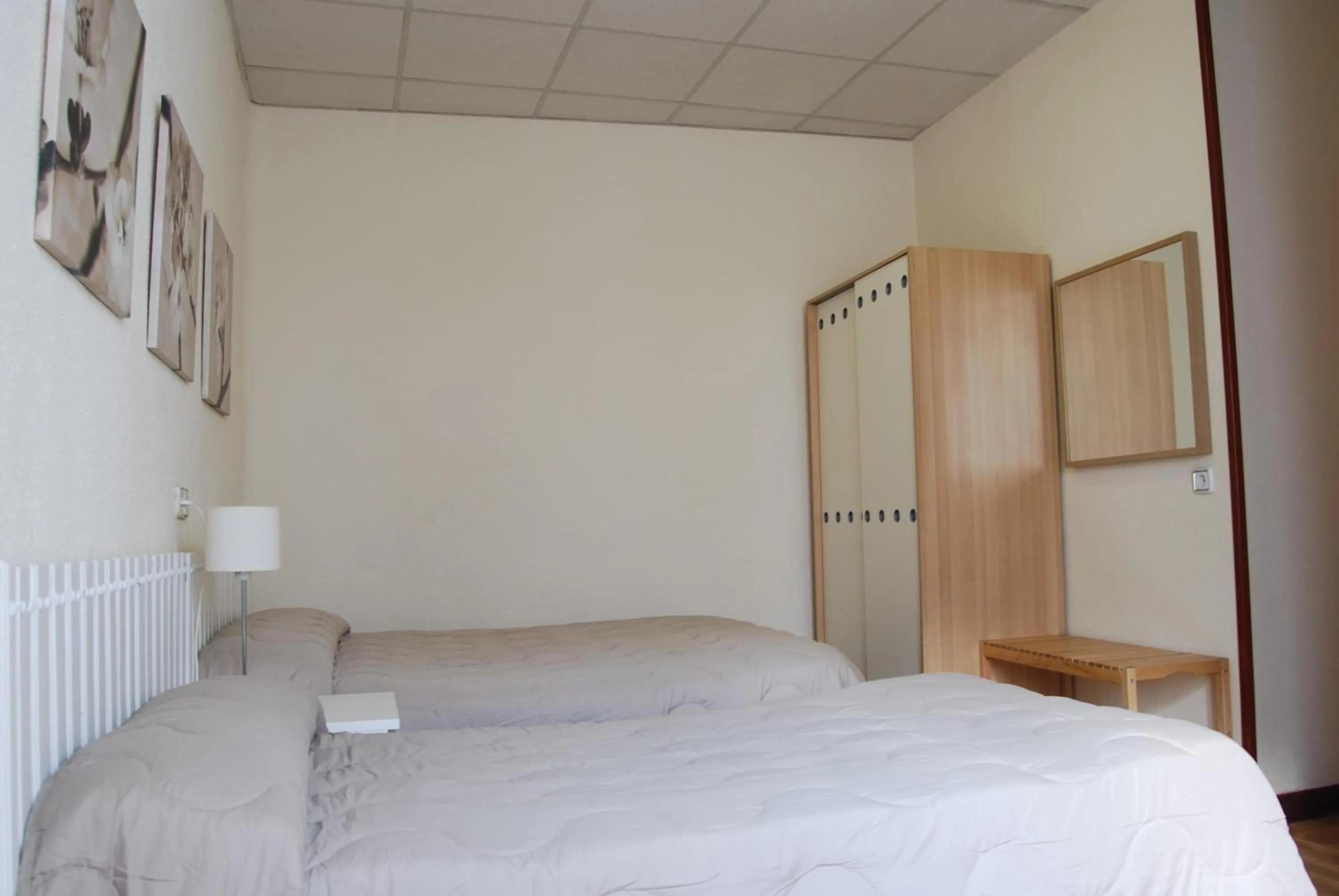 Photo of the whole room, Bed in Hostal America