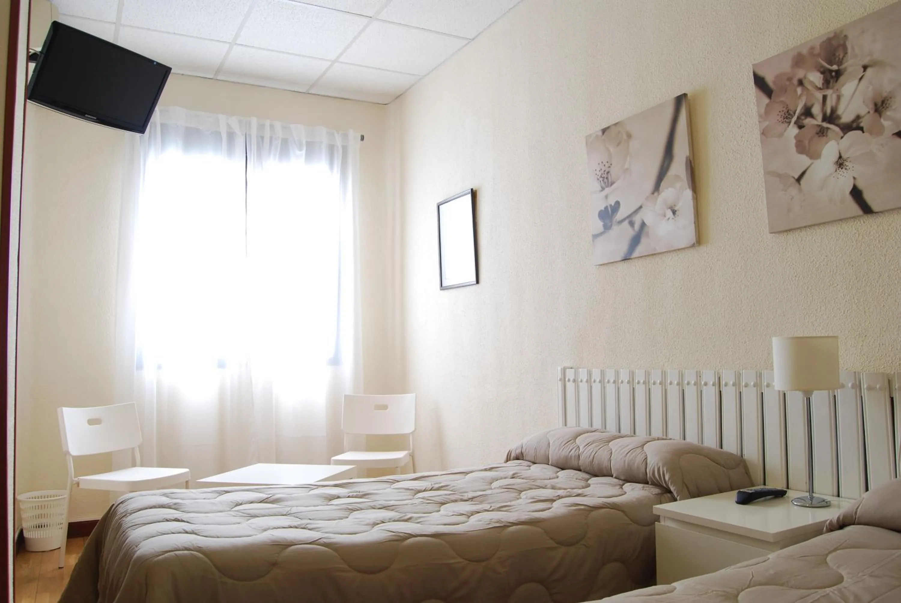 Bed in Hostal America