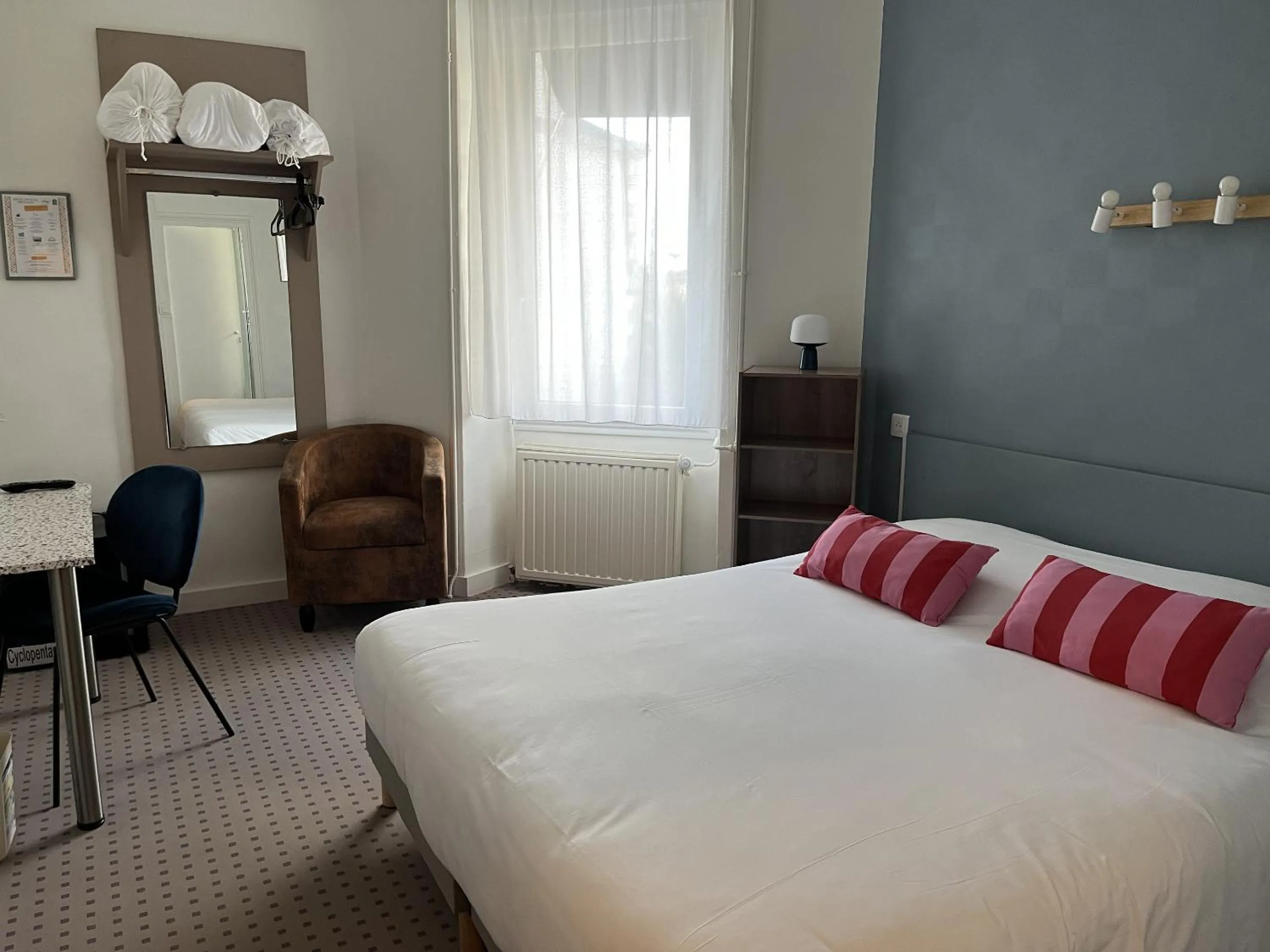 Photo of the whole room, Bed in Anne De Bretagne