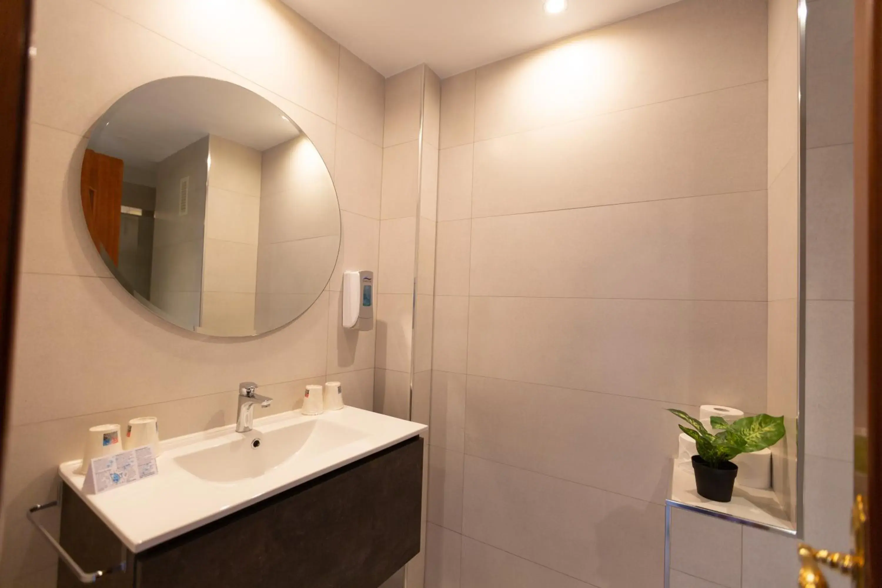 Bathroom in Hotel Mediterráneo by Croma Bathroom in Hotel Mediterráneo by Croma