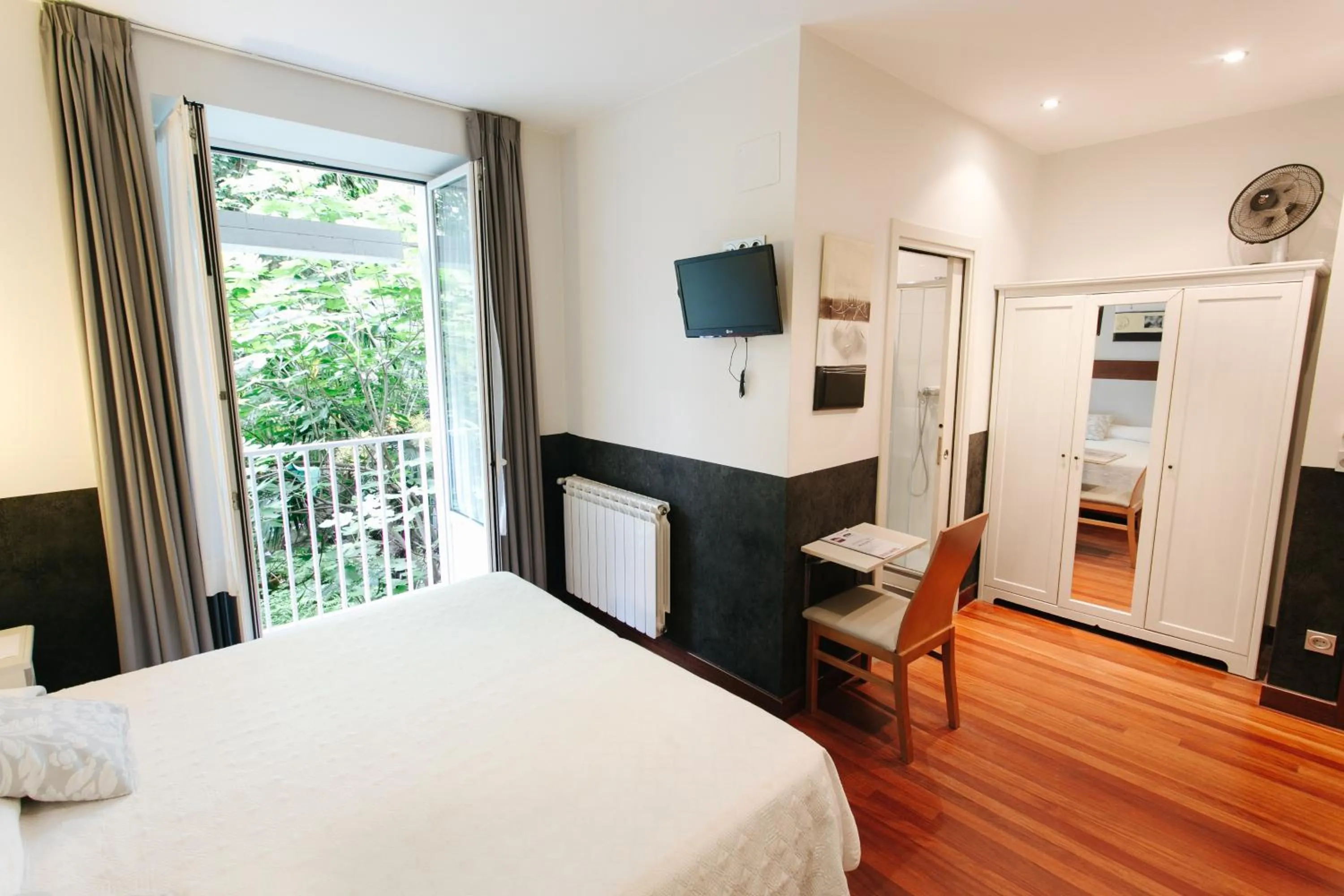 Photo of the whole room, Bed in Hostal San Sebastian Centro