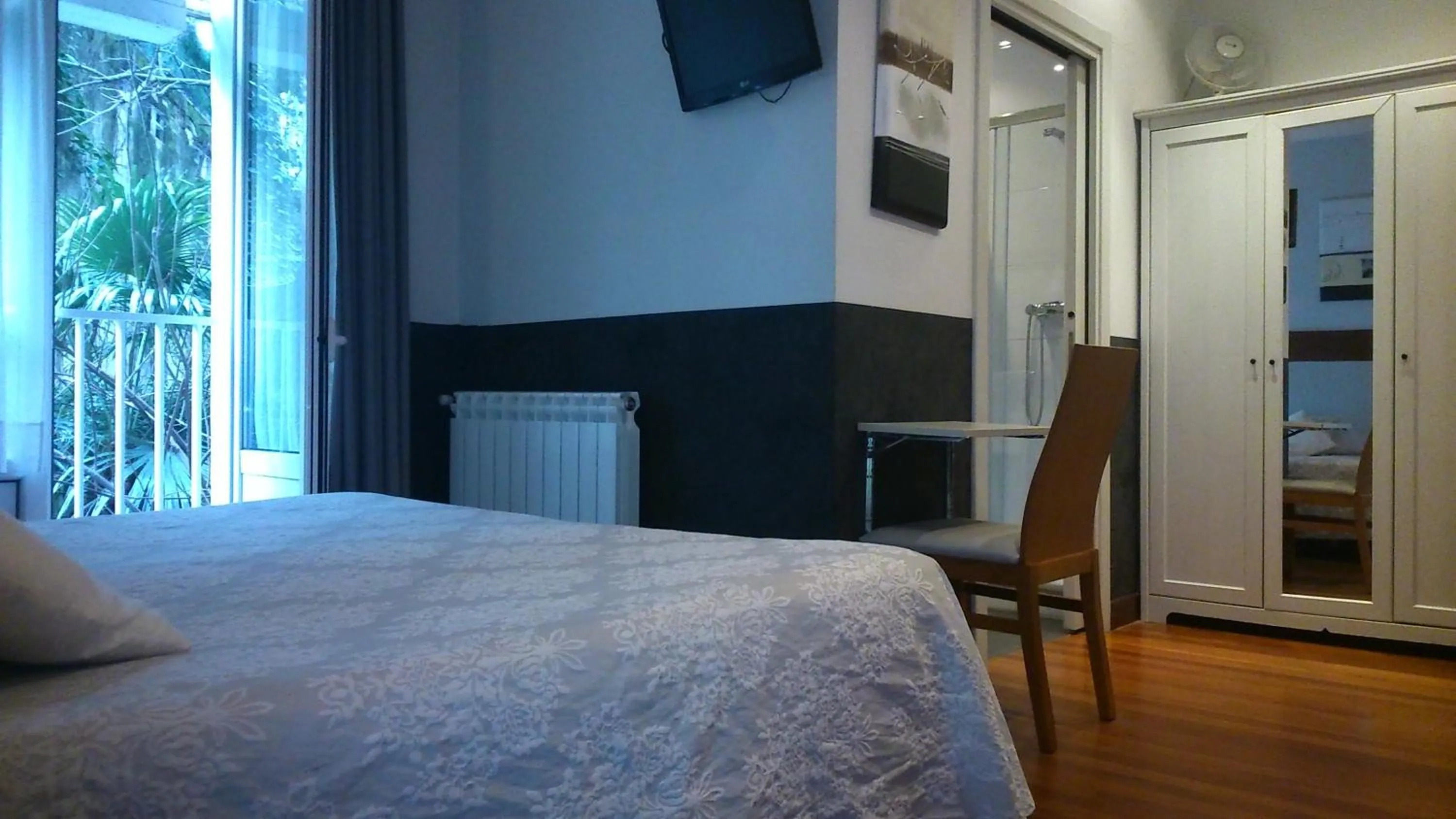 Shower, Bed in Hostal San Sebastian Centro