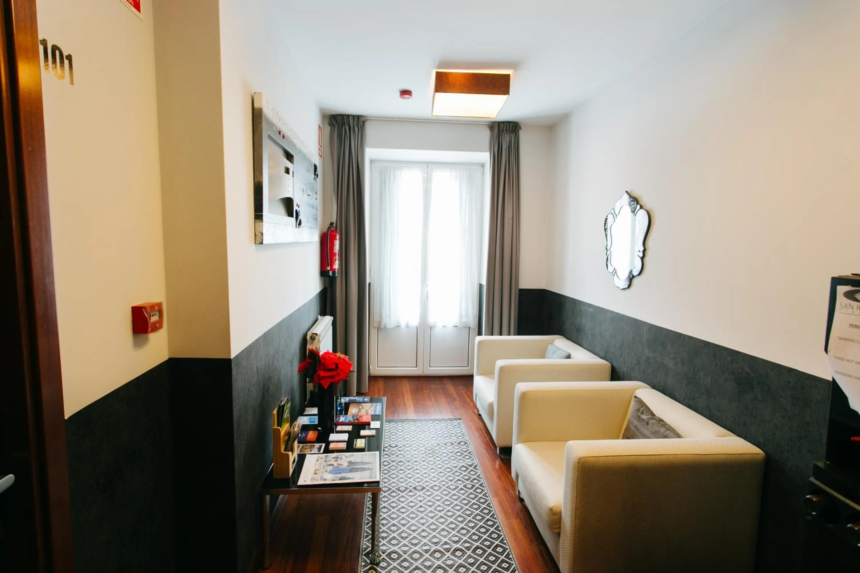 Lobby or reception in Hostal San Sebastian Centro