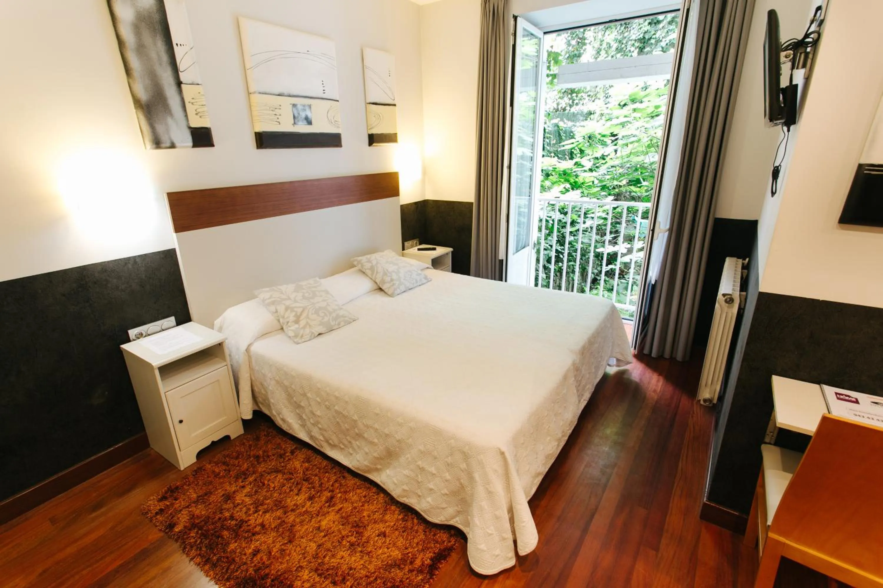 Photo of the whole room, Bed in Hostal San Sebastian Centro