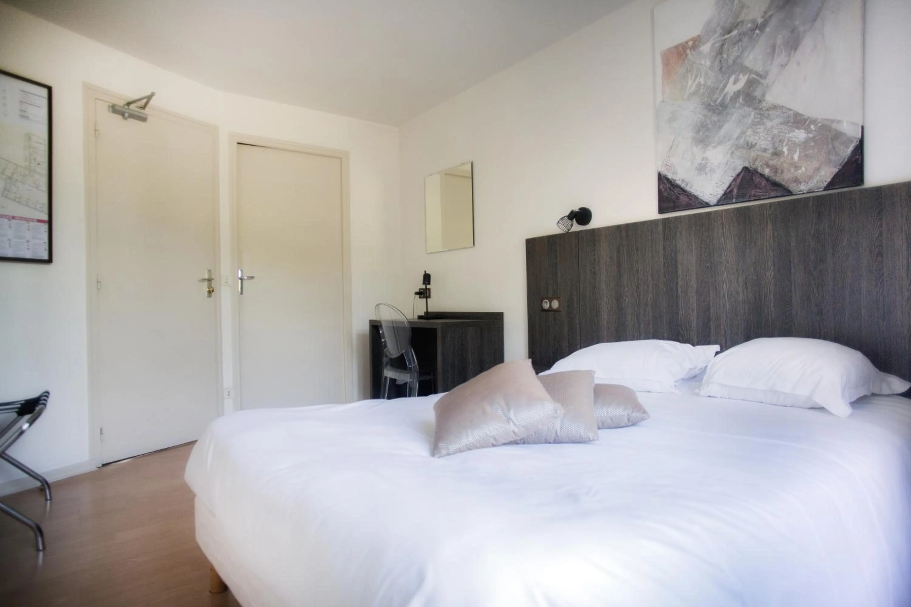 Double Room in Le Victor Hugo - Hôtel et Restaurant - Logis Hôtels