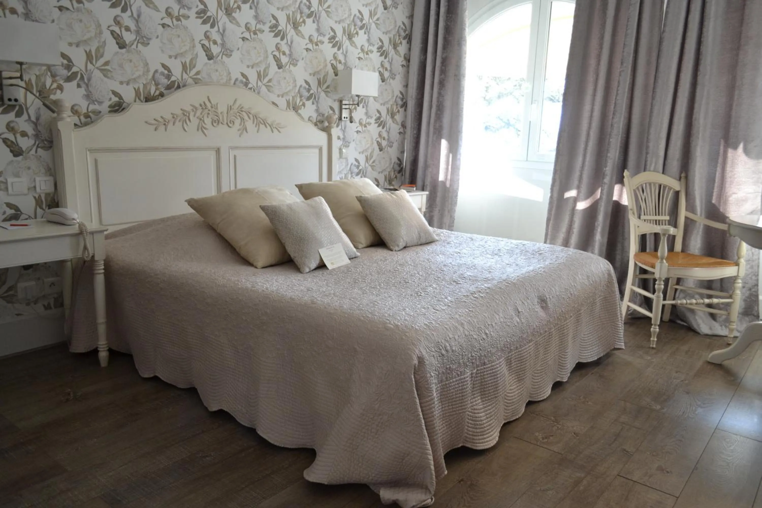 Bedroom, Bed in Auberge Du Lac