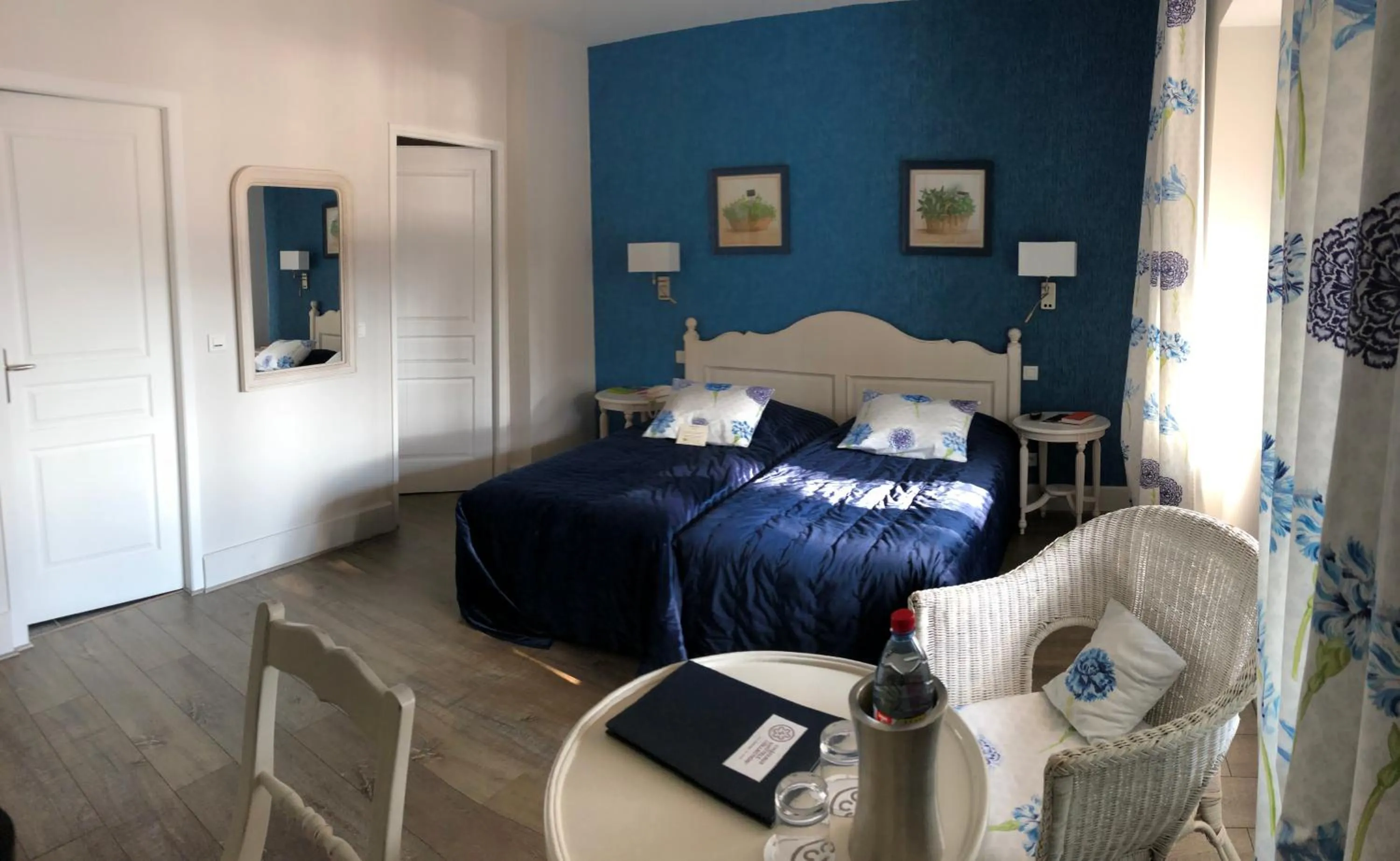 Photo of the whole room, Bed in Auberge Du Lac