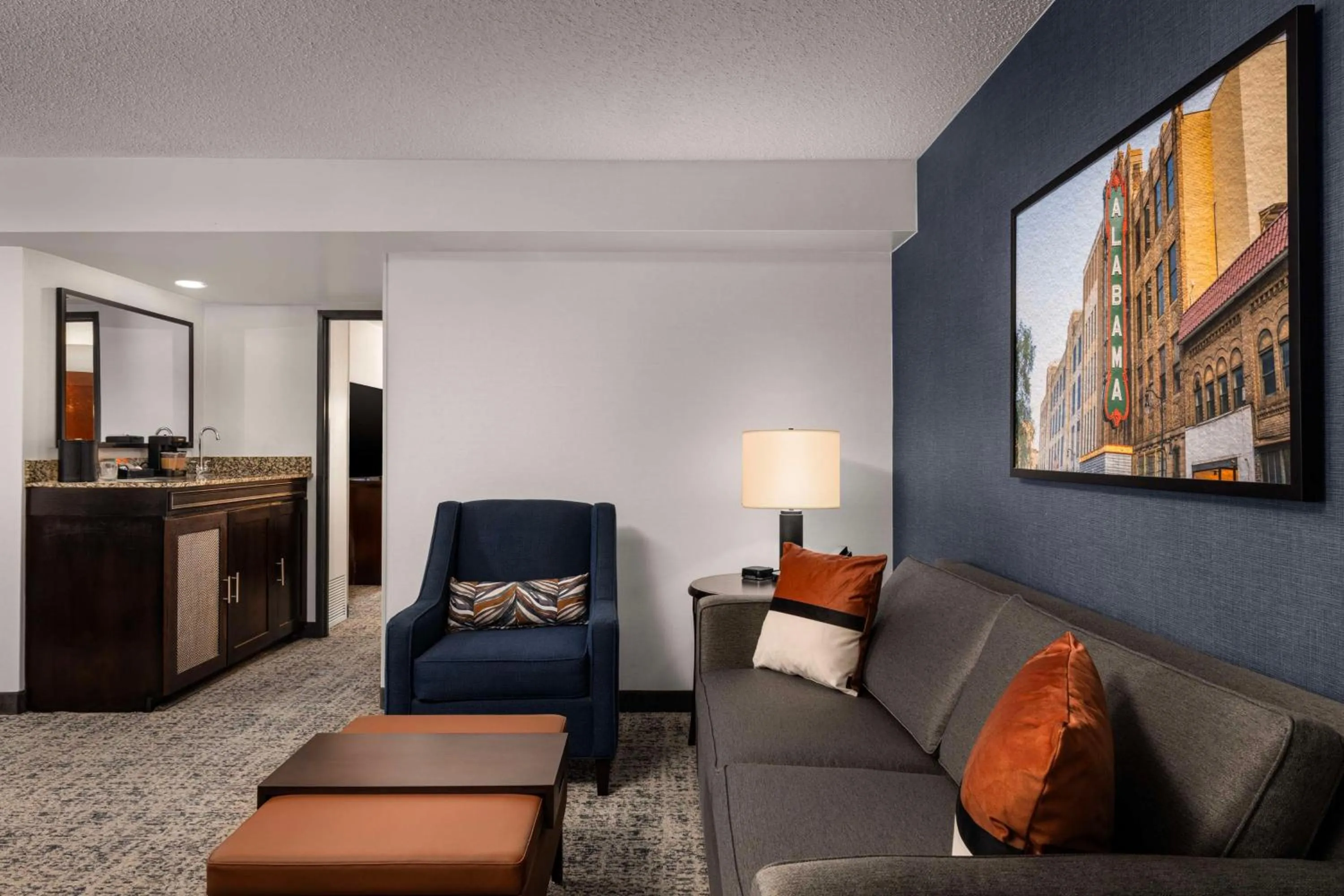 Living room in Embassy Suites Birmingham