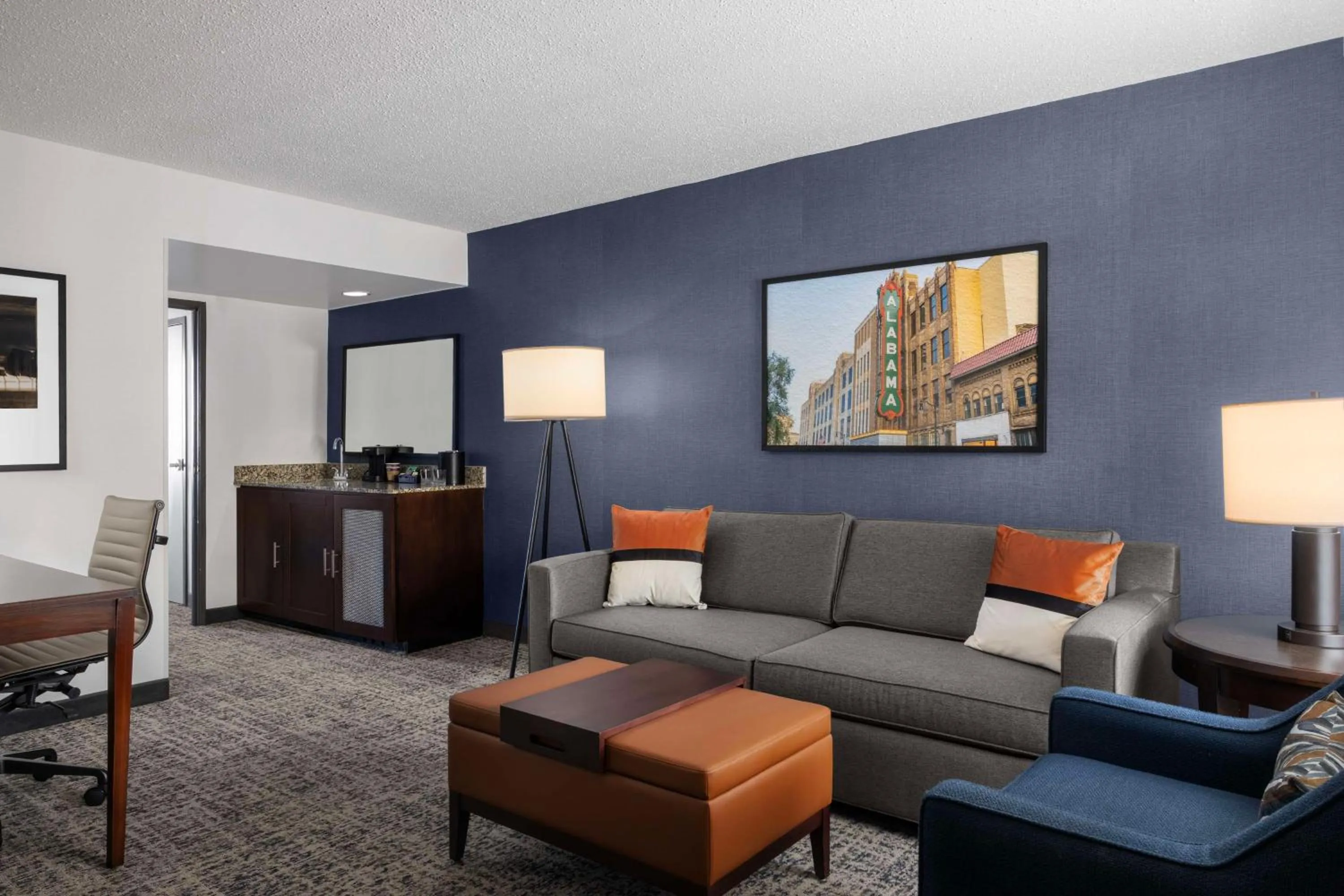 Living room in Embassy Suites Birmingham