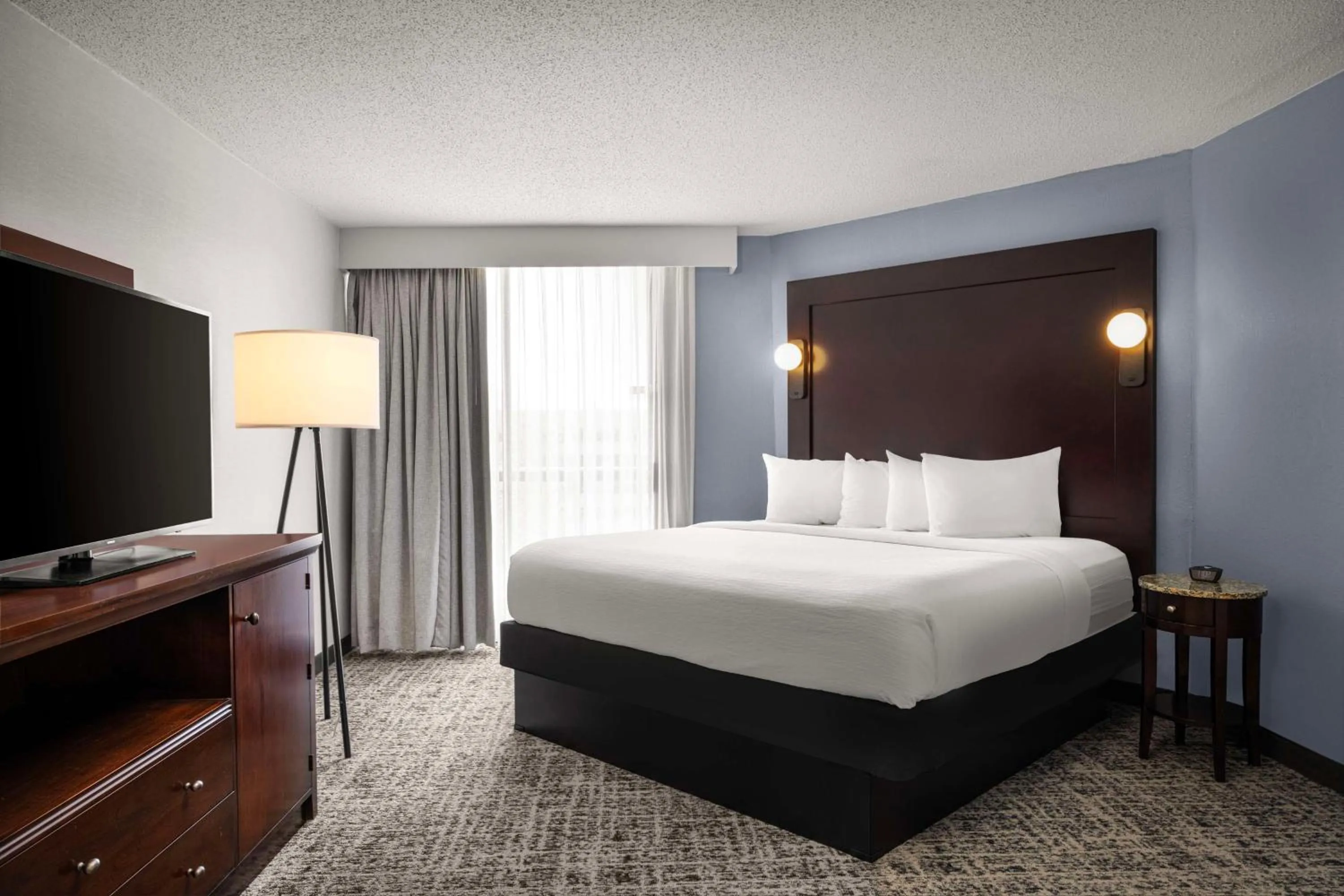 Bed in Embassy Suites Birmingham